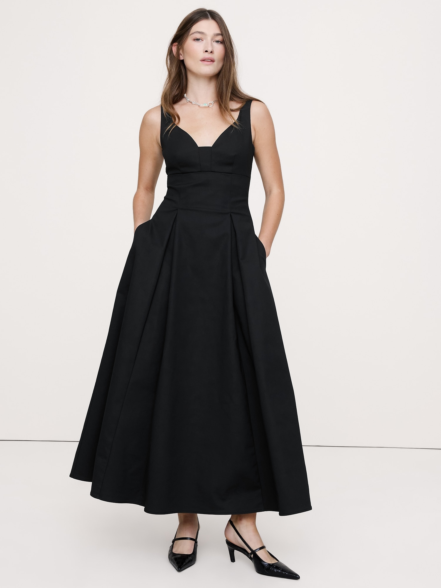 ROBE LONGUE À DÉCOLLETÉ EN CŒUR
