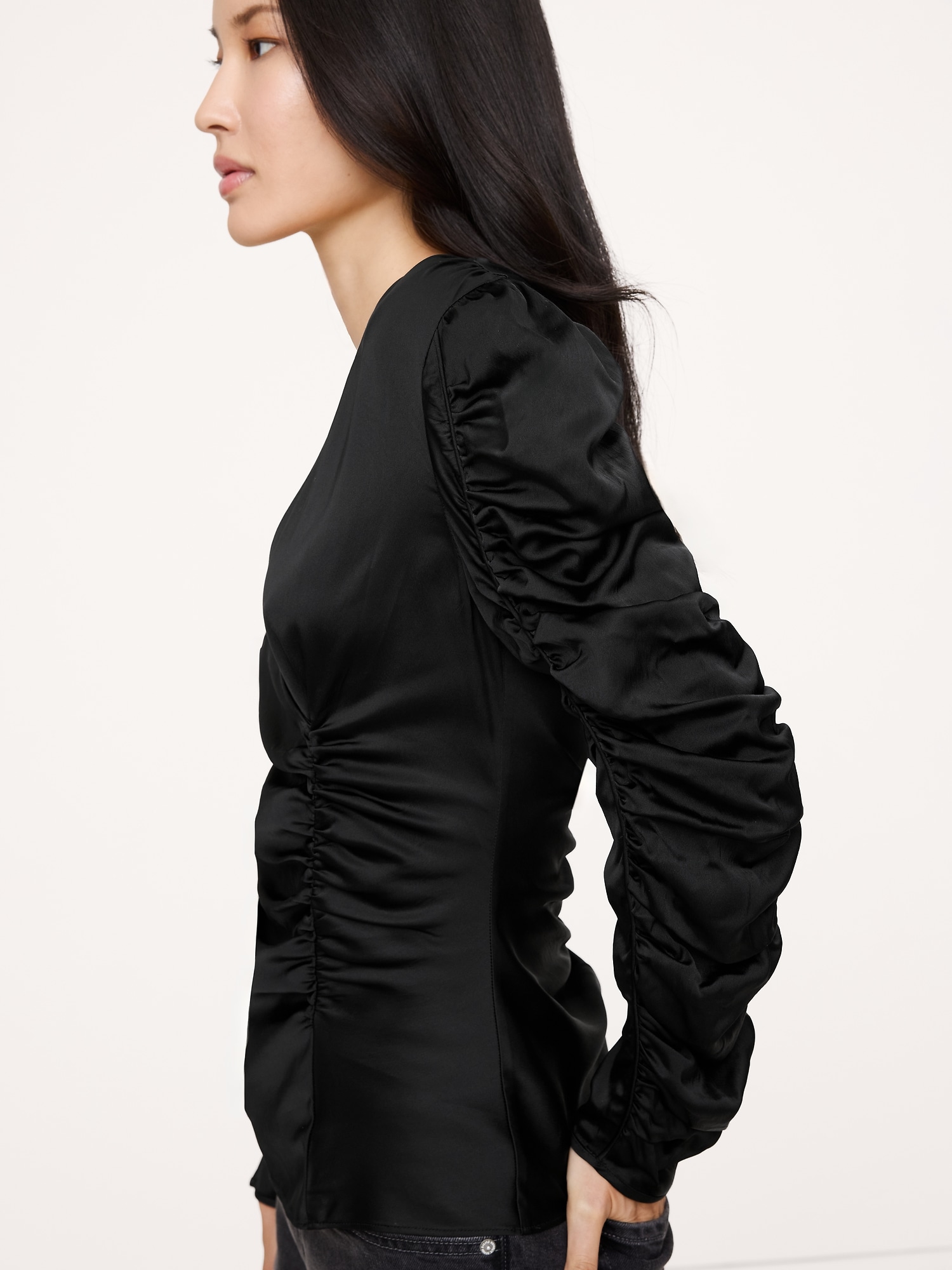 HAUT FRONCÉ EN SATIN EXTENSIBLE