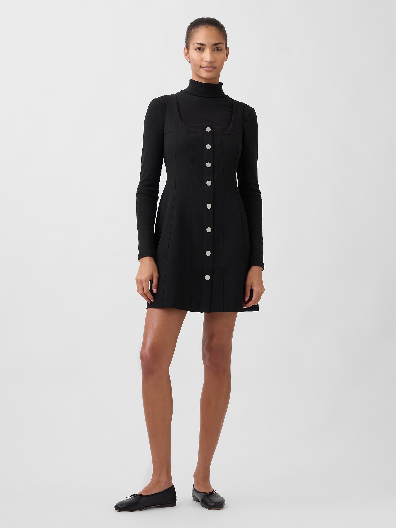 ROBE COURTE À SURPIQÛRES EN BI-EXTENSIBLE.