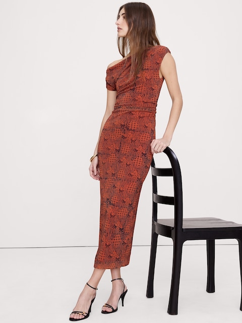 ROBE LONGUE À MAILLES ET ÉPAULES DÉNUDÉES