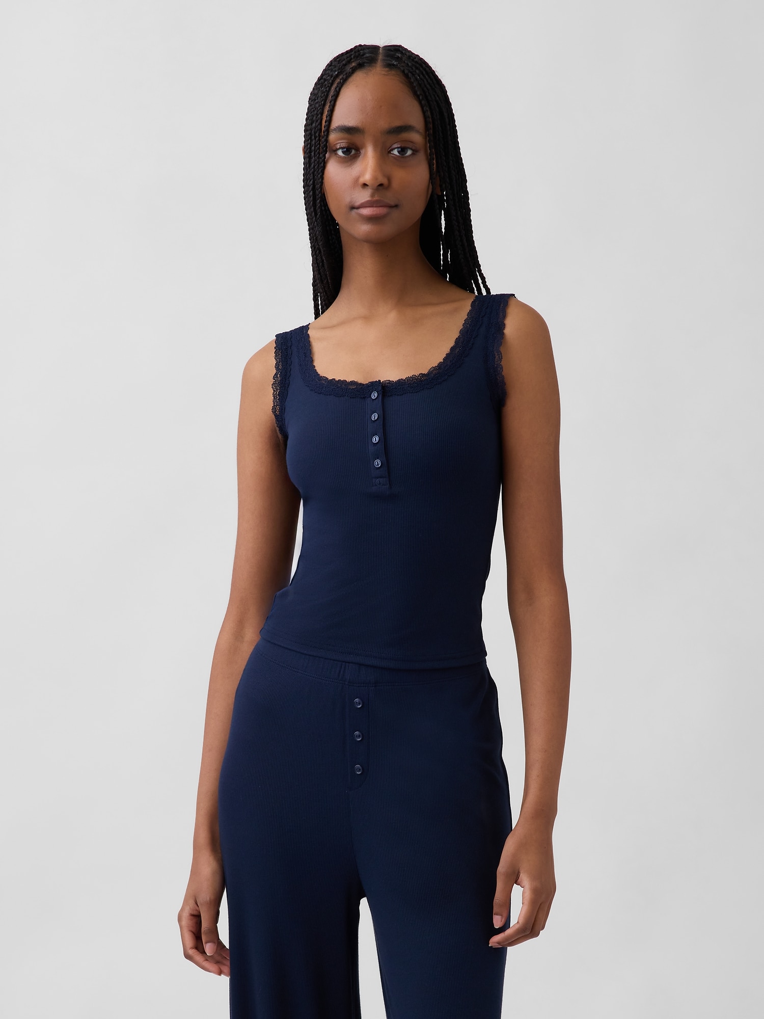 CAMISOLE DE PYJAMA HENLEY FINEMENT CÔTELÉE À DENTELLE