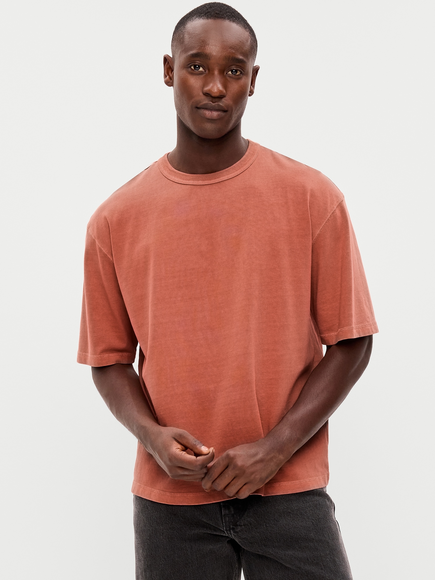 T-SHIRT COURT EN TISSU ÉPAIS TEINT EN PLONGÉE