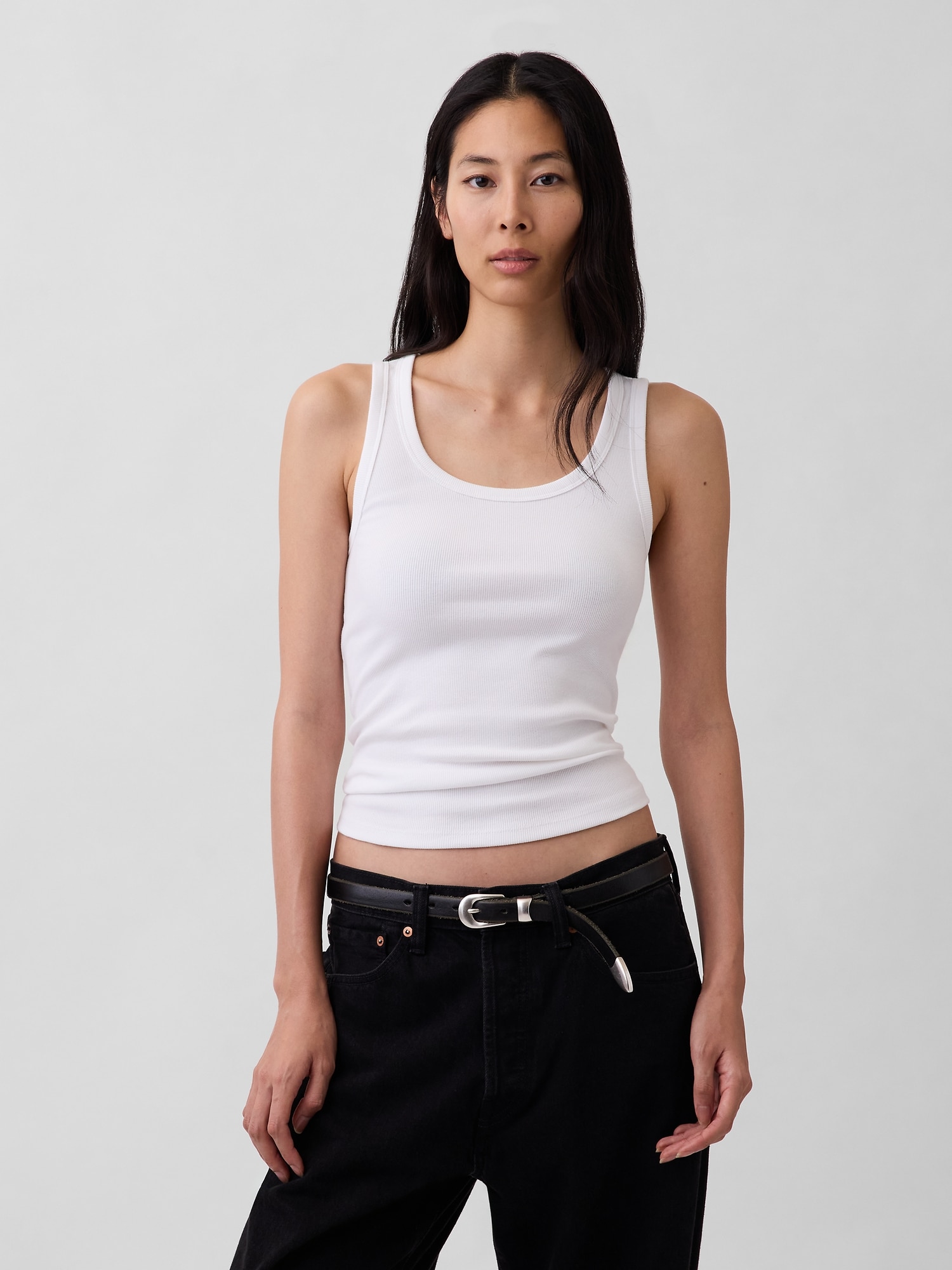 CAMISOLE CÔTELÉE À ENCOLURE DÉGAGÉE