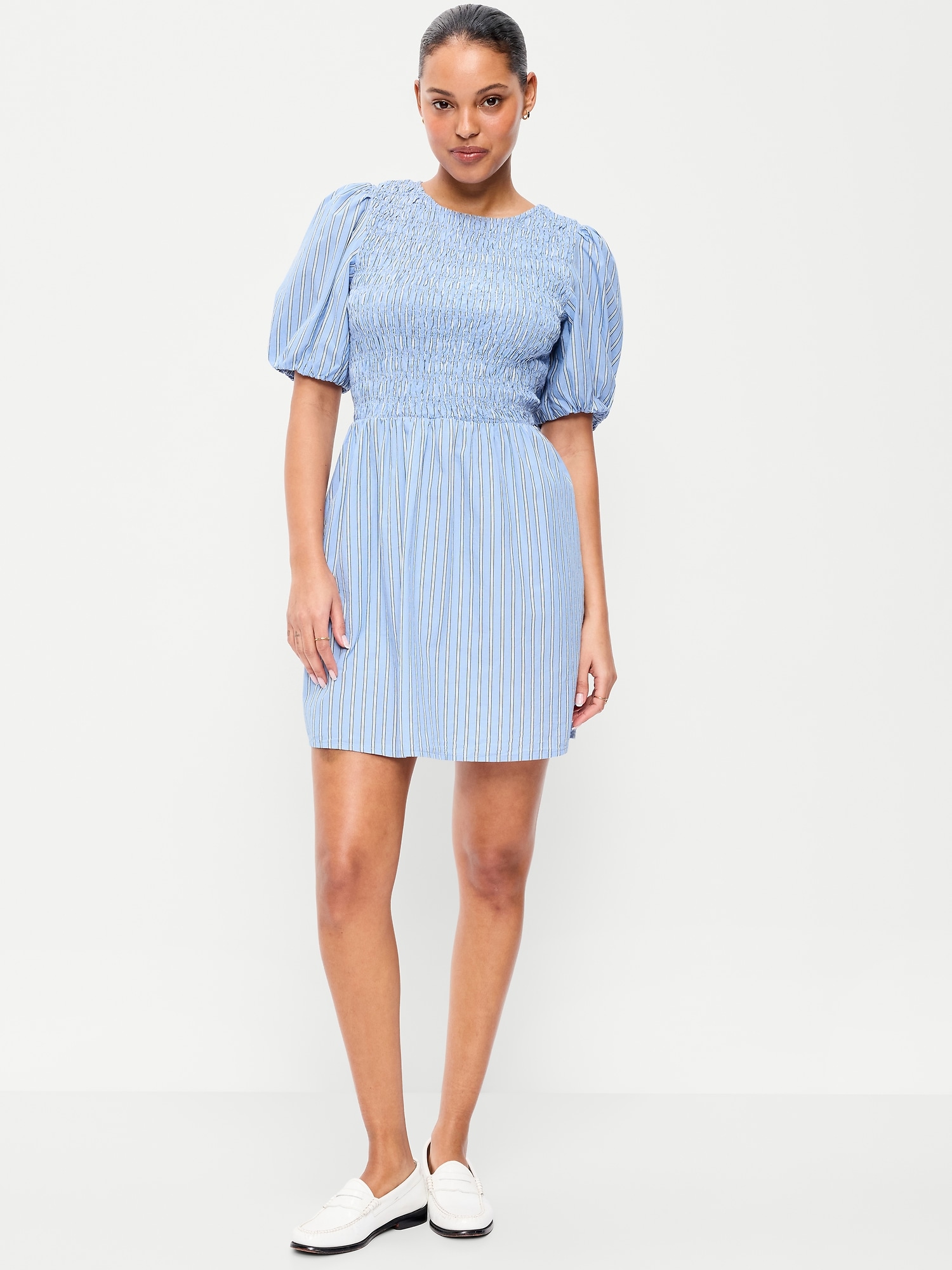 ROBE COURTE AJUSTÉE ET ÉVASÉE SMOCKÉE À MANCHES BOUFFANTES