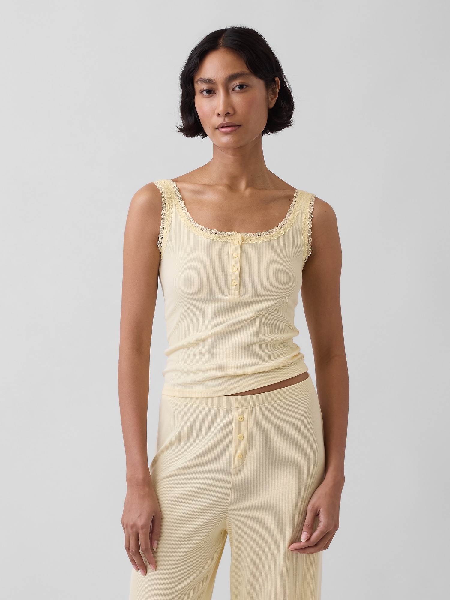 CAMISOLE DE PYJAMA HENLEY FINEMENT CÔTELÉE À DENTELLE