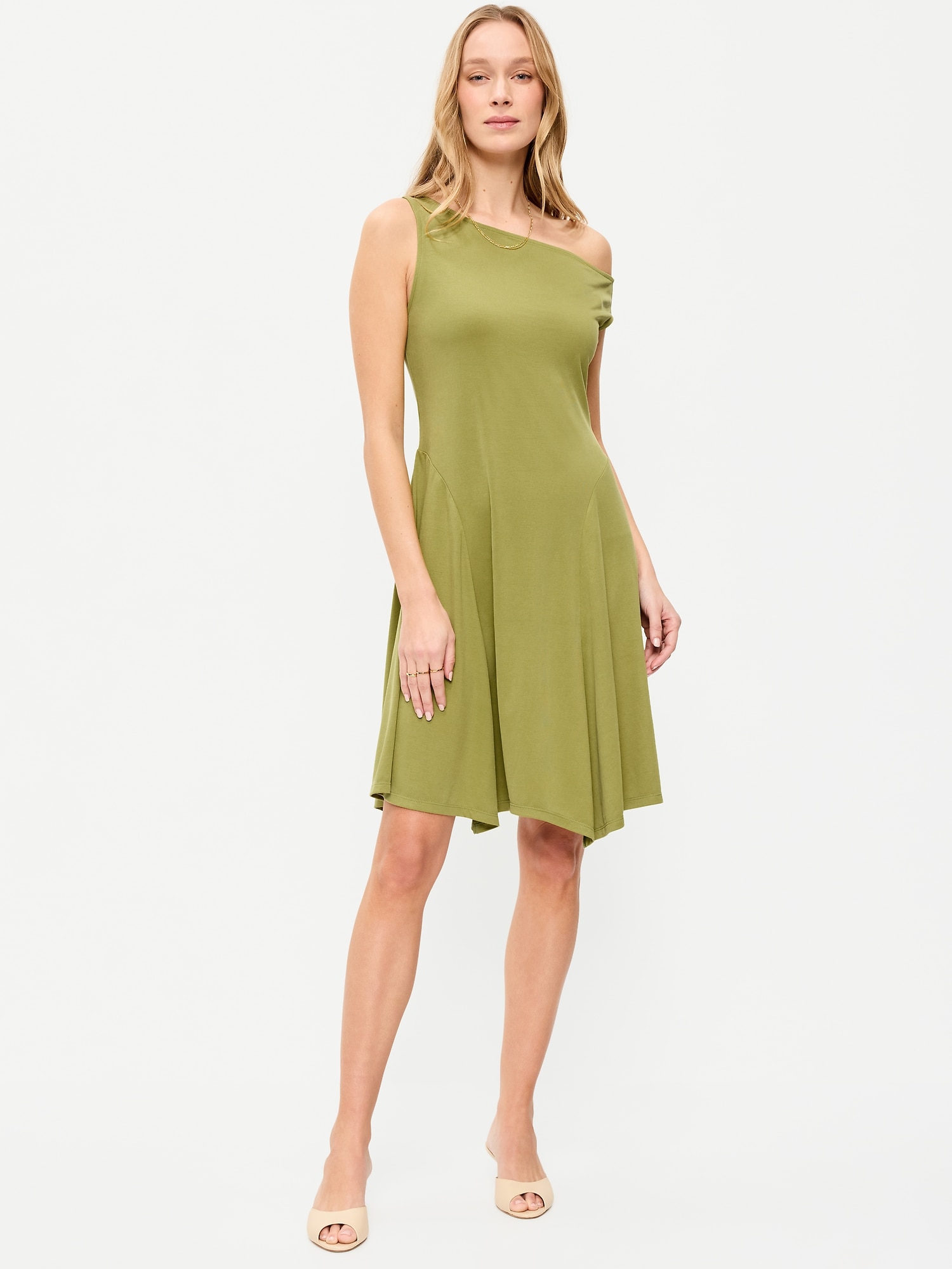 ROBE COURTE AJUSTÉE ET ÉVASÉE À ÉPAULES ASYMÉTRIQUES