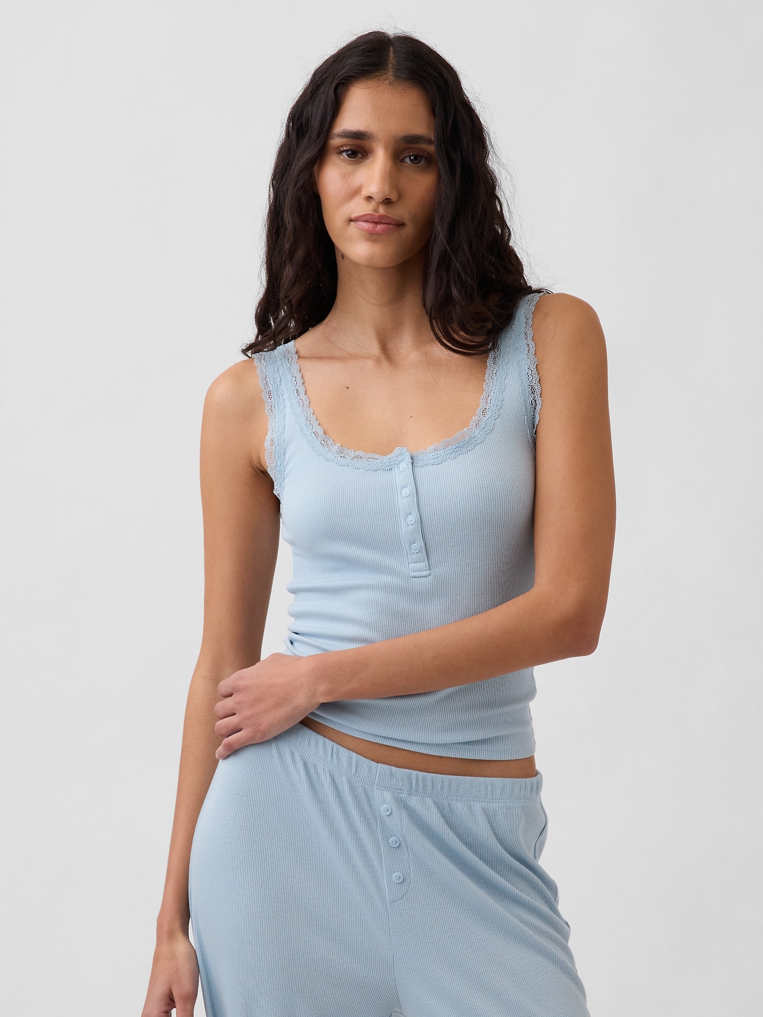 CAMISOLE DE PYJAMA HENLEY FINEMENT CÔTELÉE À DENTELLE