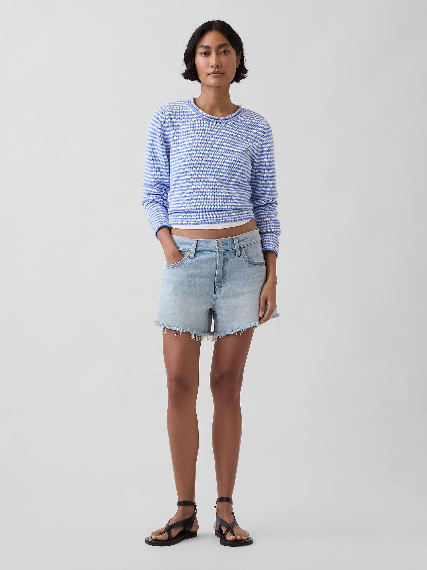 SHORT DÉCONTRACTÉ TAILLE MI-BASSE EN DENIM DOUCEUR SUPRÊME À OURLET EFFILOCHÉ, ENTREJAMBE DE 10 CM