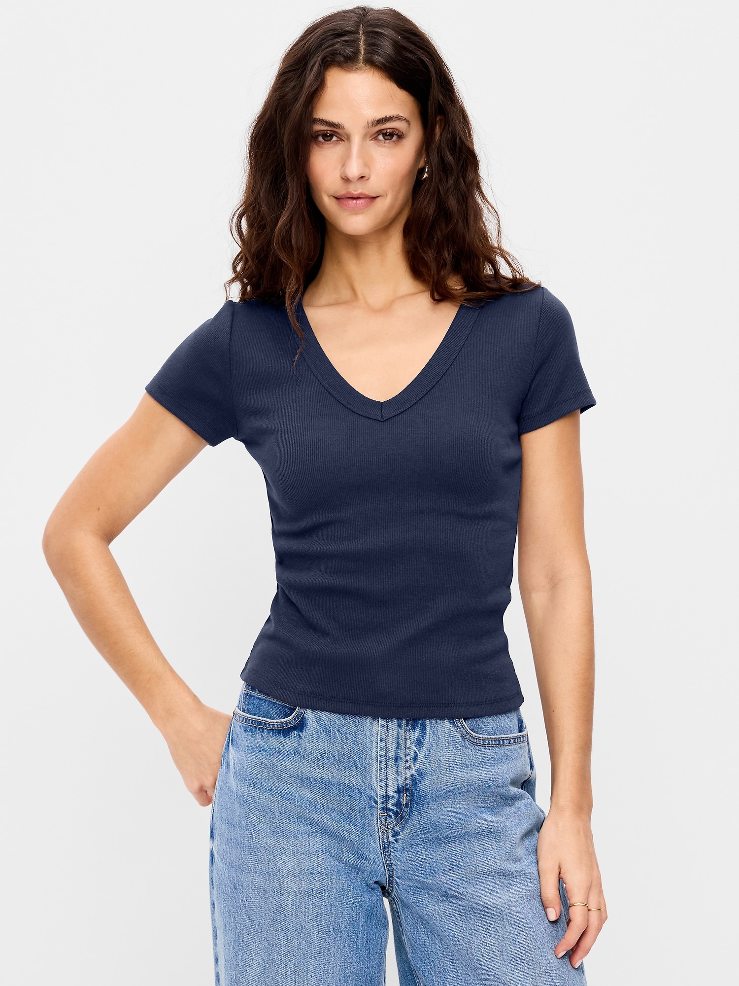 T-SHIRT COURT MOULANT À ENCOLURE EN V