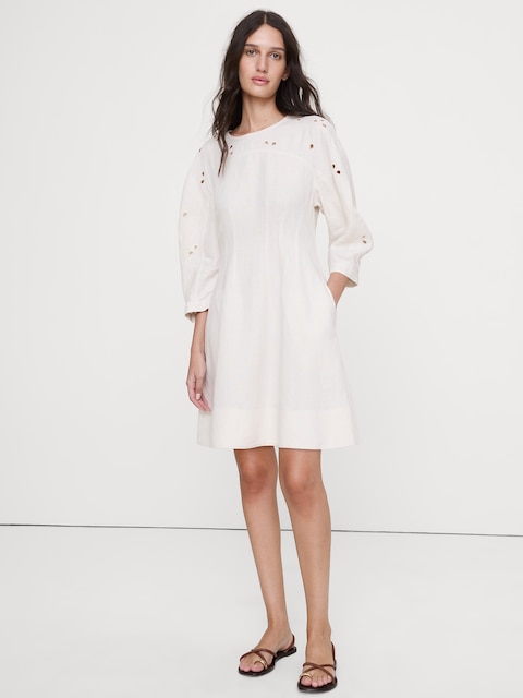 ROBE COURTE EN LIN À BRODERIE ANGLAISE