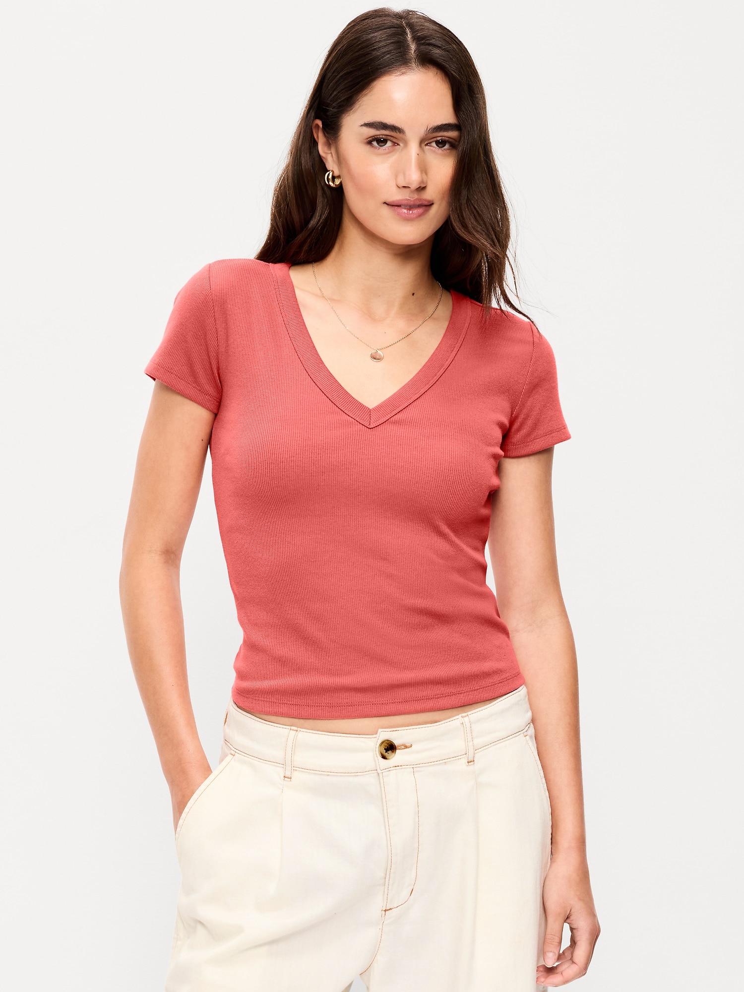 T-SHIRT COURT MOULANT À ENCOLURE EN V