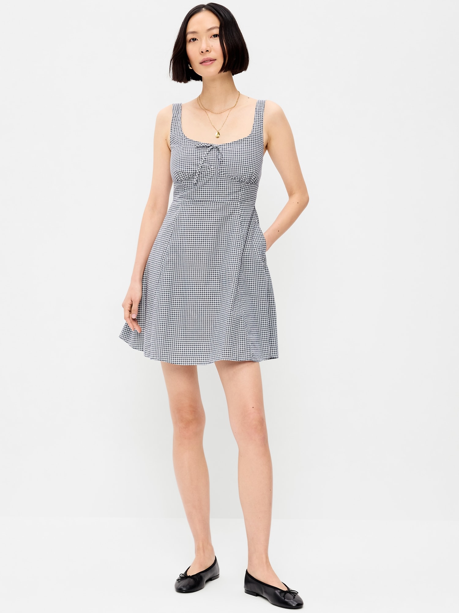 ROBE COURTE AJUSTÉE ET ÉVASÉE SANS MANCHES