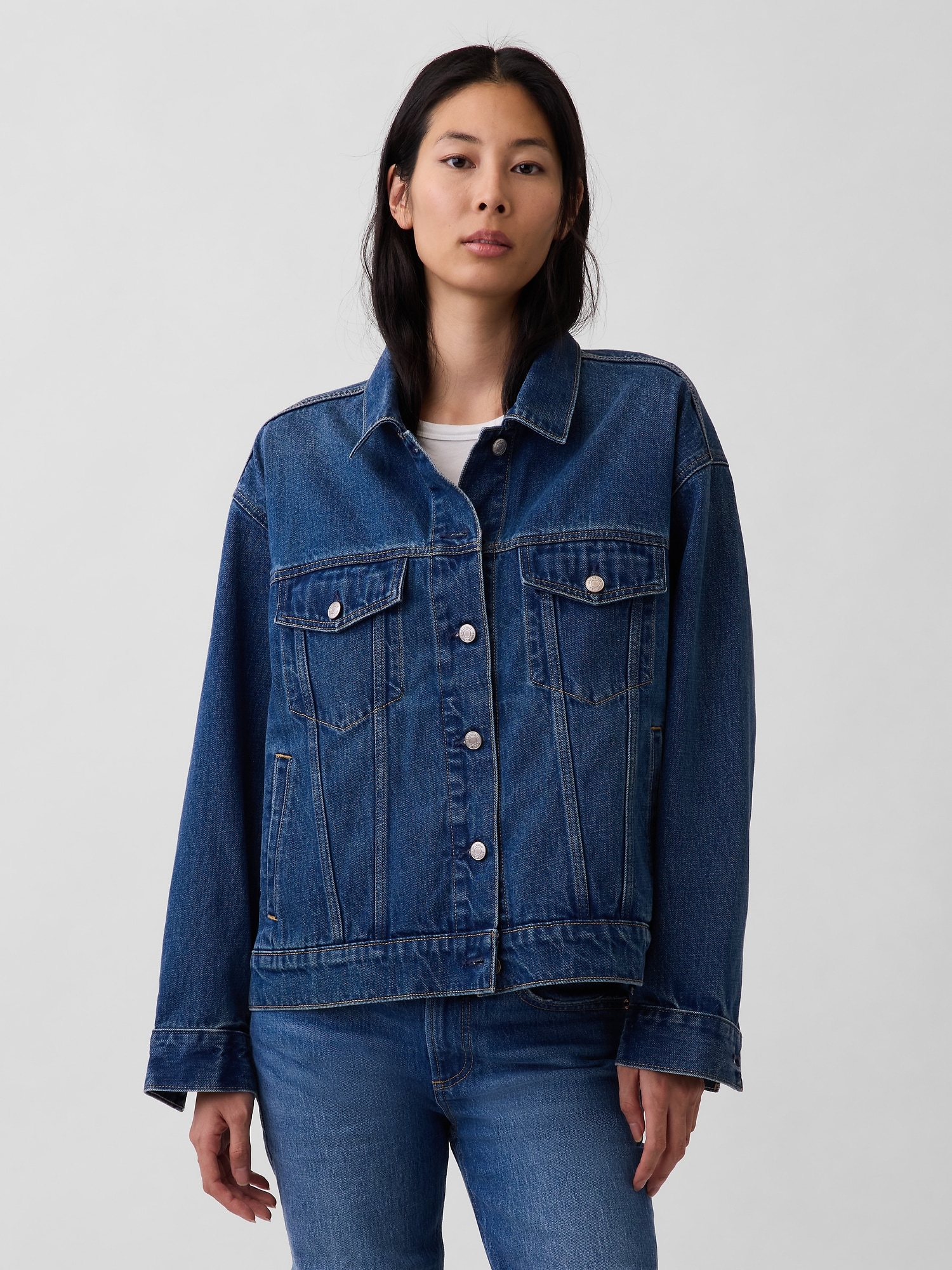 VESTE EN DENIM EMBLÉMATIQUE SURDIMENSIONNÉE