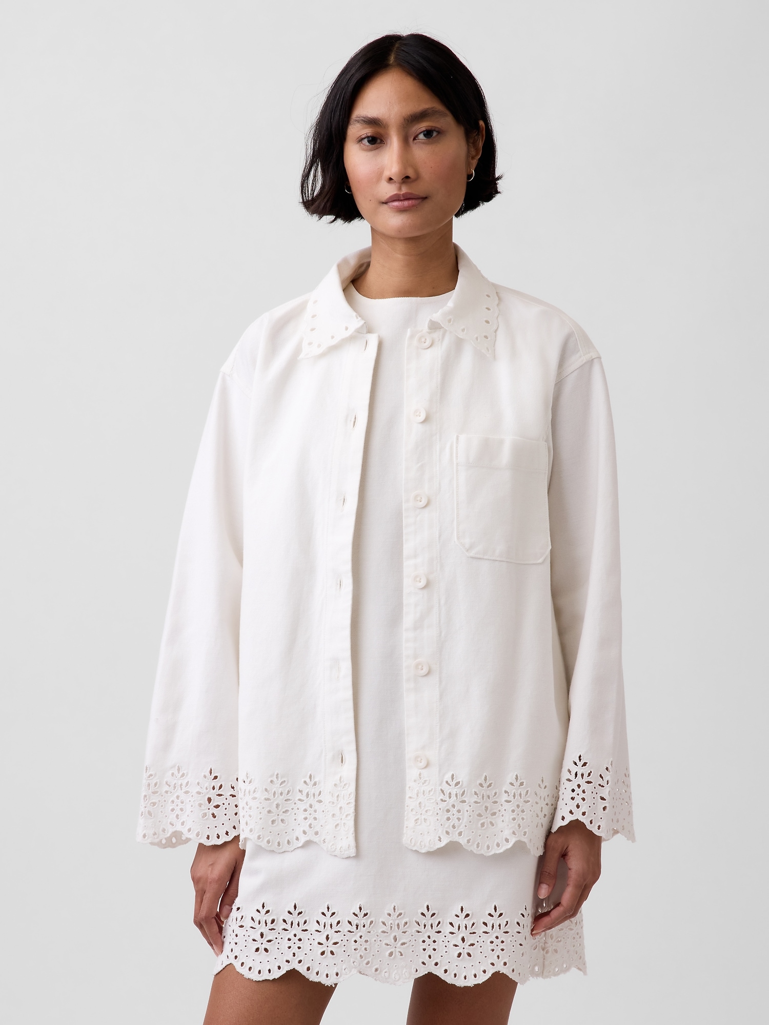 VESTE-CHEMISE DÉCONTRACTÉ À GARNITURE EN BRODERIE ANGLAISE SUR L'OURLET