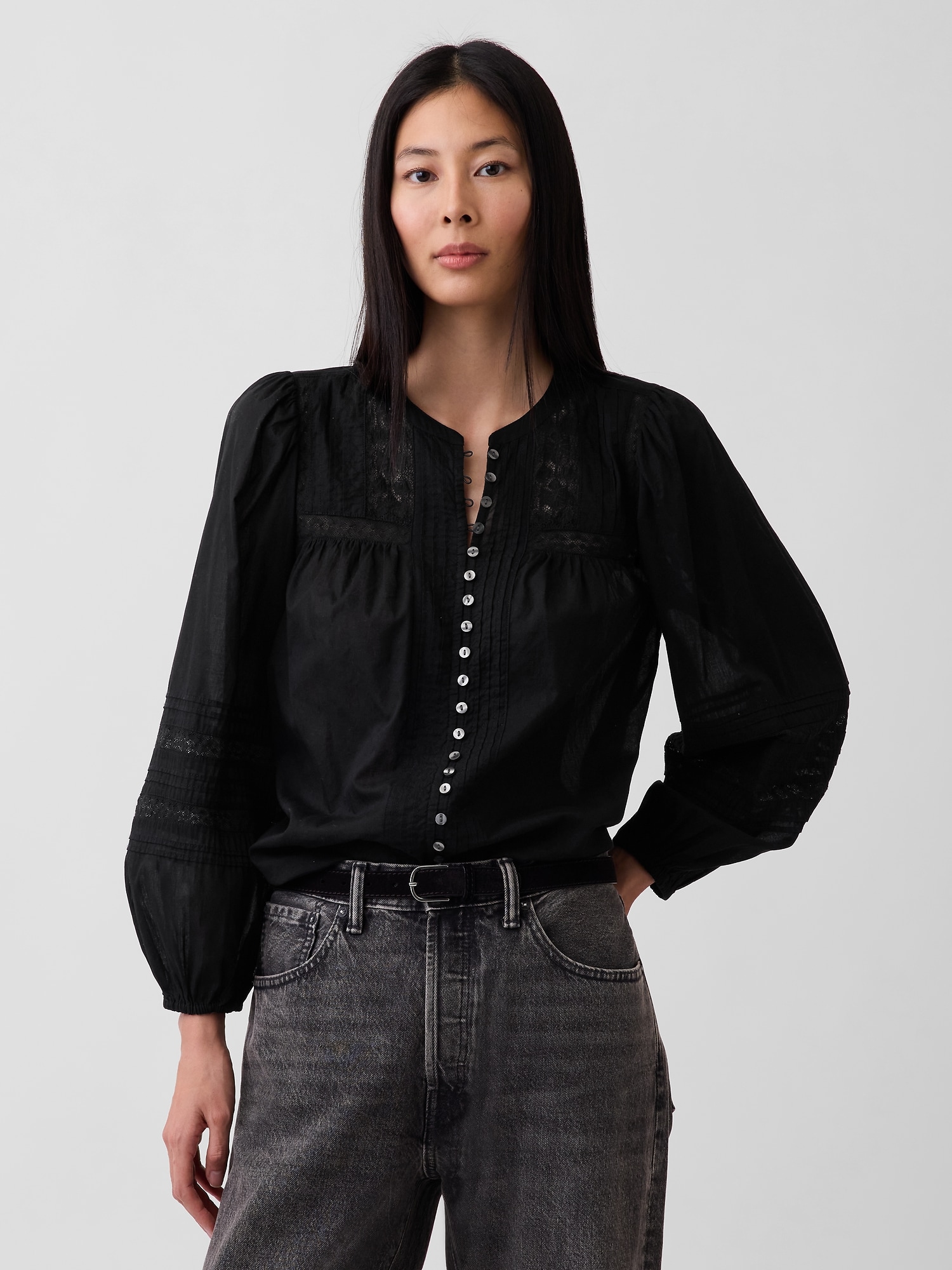 HAUT NERVURÉ À BORDURE EN DENTELLE