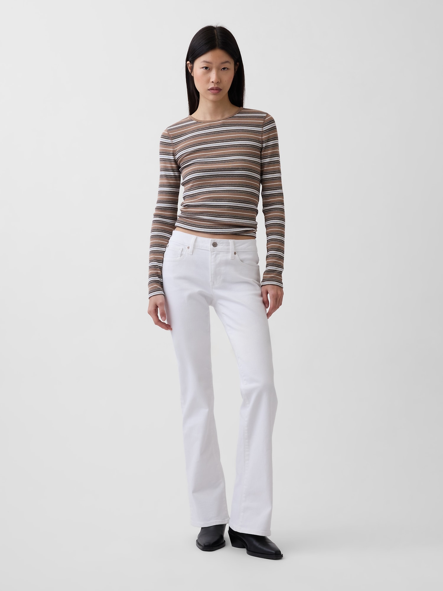 JEAN ÉTROIT LÉGÈREMENT ÉVASÉ À TAILLE BASSE