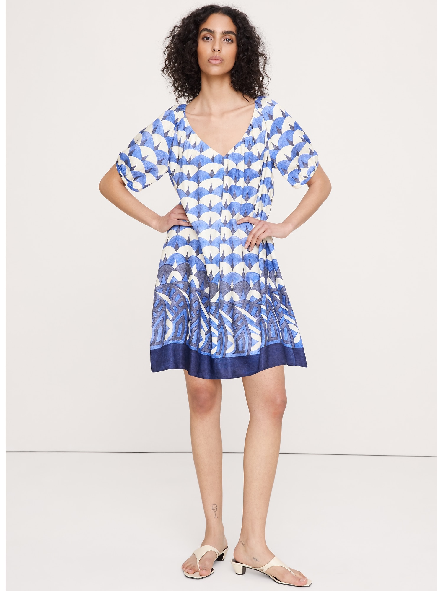 ROBE COURTE À MANCHES BOUFFANTES EN LIN ET VISCOSE