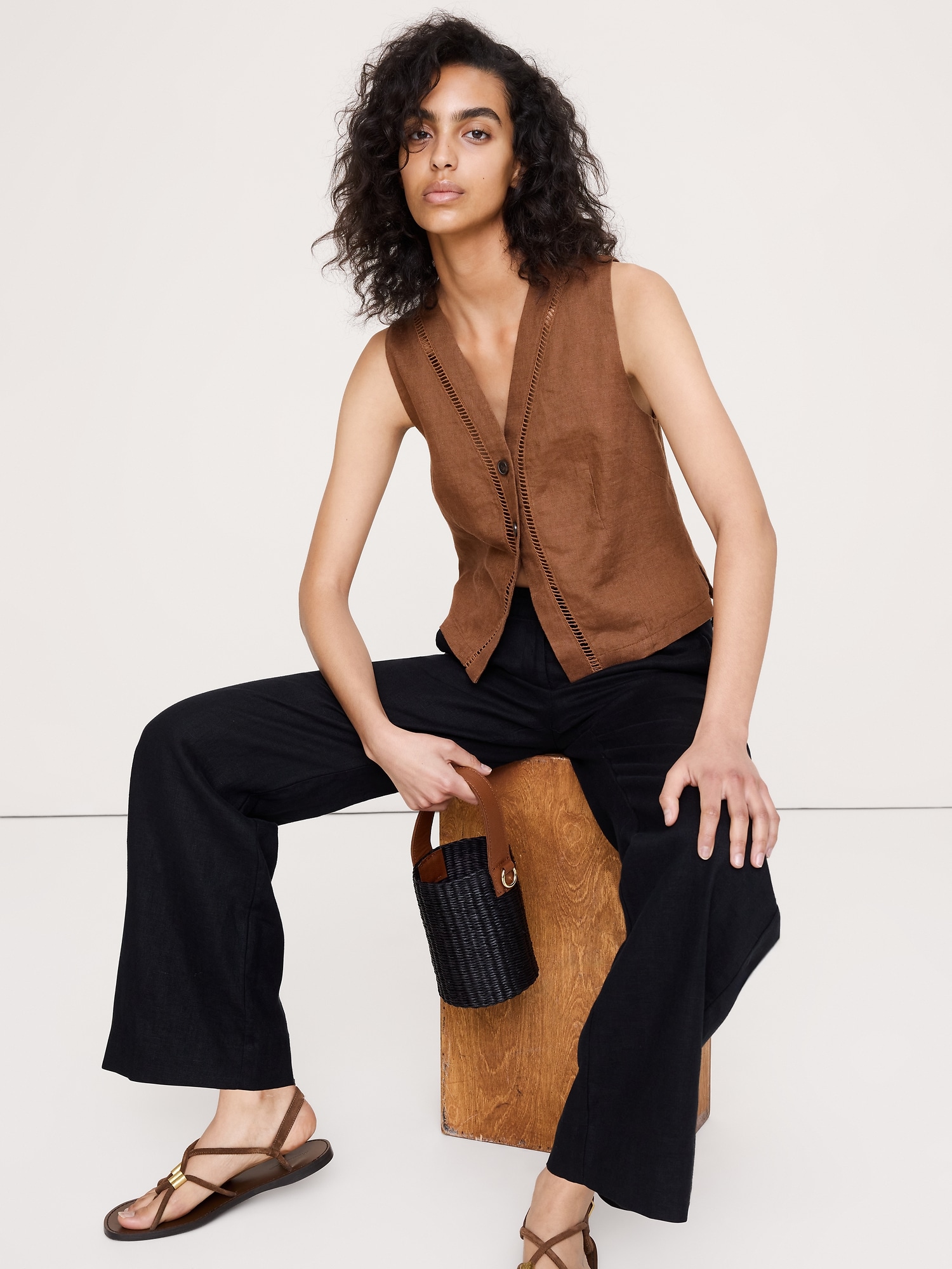 GILET EN LIN BORDÉ DE DENTELLE