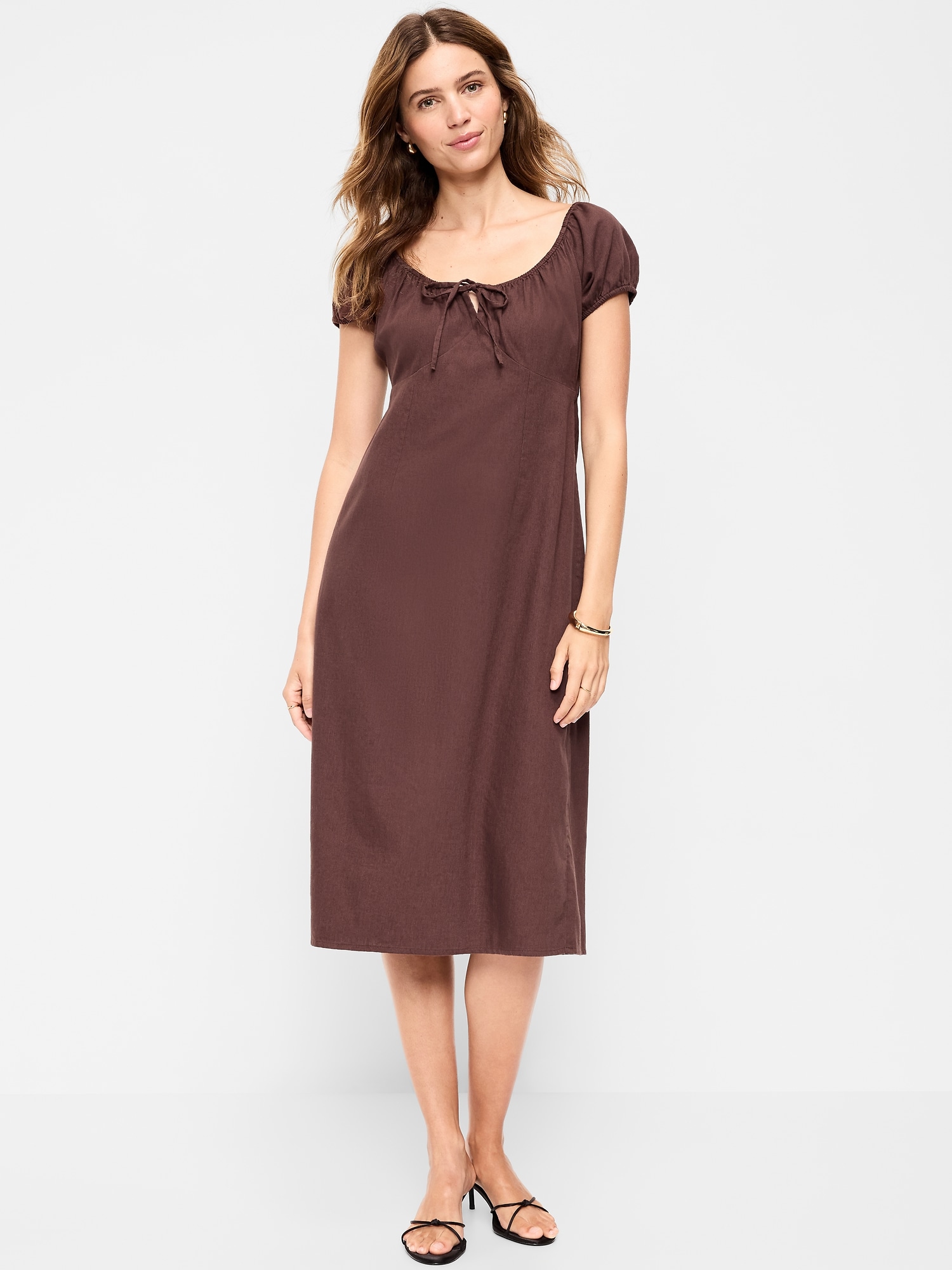 ROBE MI-LONGUE À MANCHES COURTES ET À ENCOLURE DÉGAGÉE