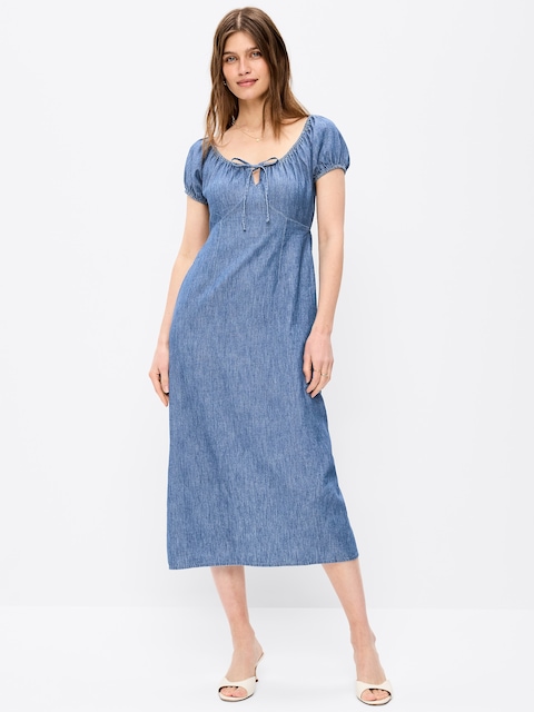 ROBE MI-LONGUE À MANCHES COURTES ET À ENCOLURE DÉGAGÉE