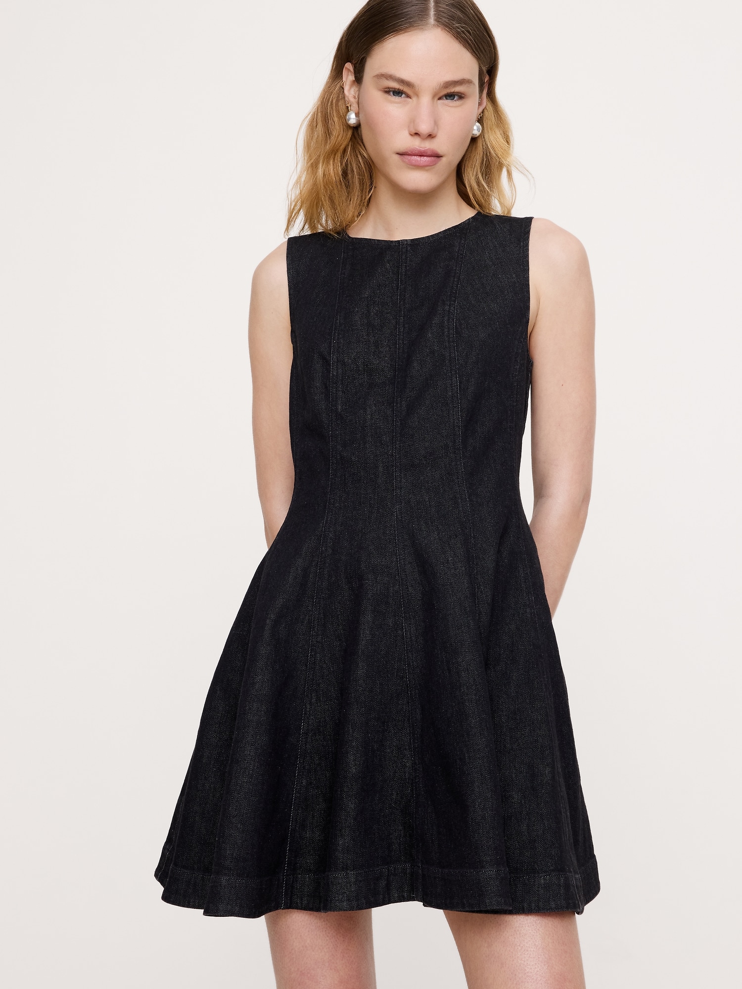 ROBE COURTE EN DENIM À COUTURES EMPIÈCEMENT