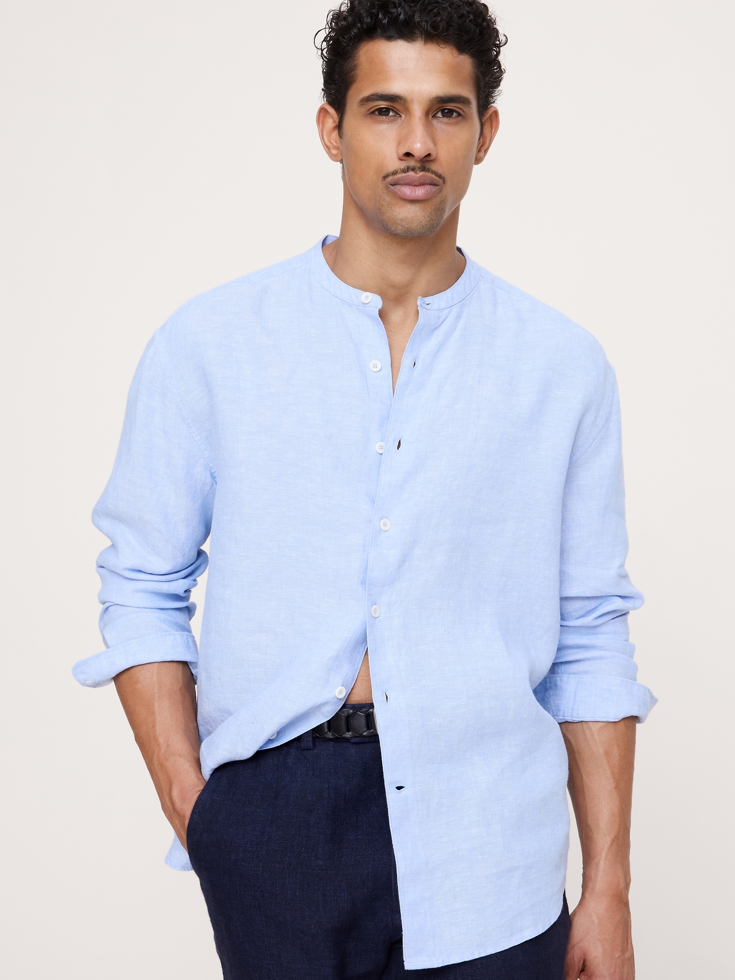 CHEMISE DÉCONTRACTÉE COUPE STANDARD À COL À BANDE