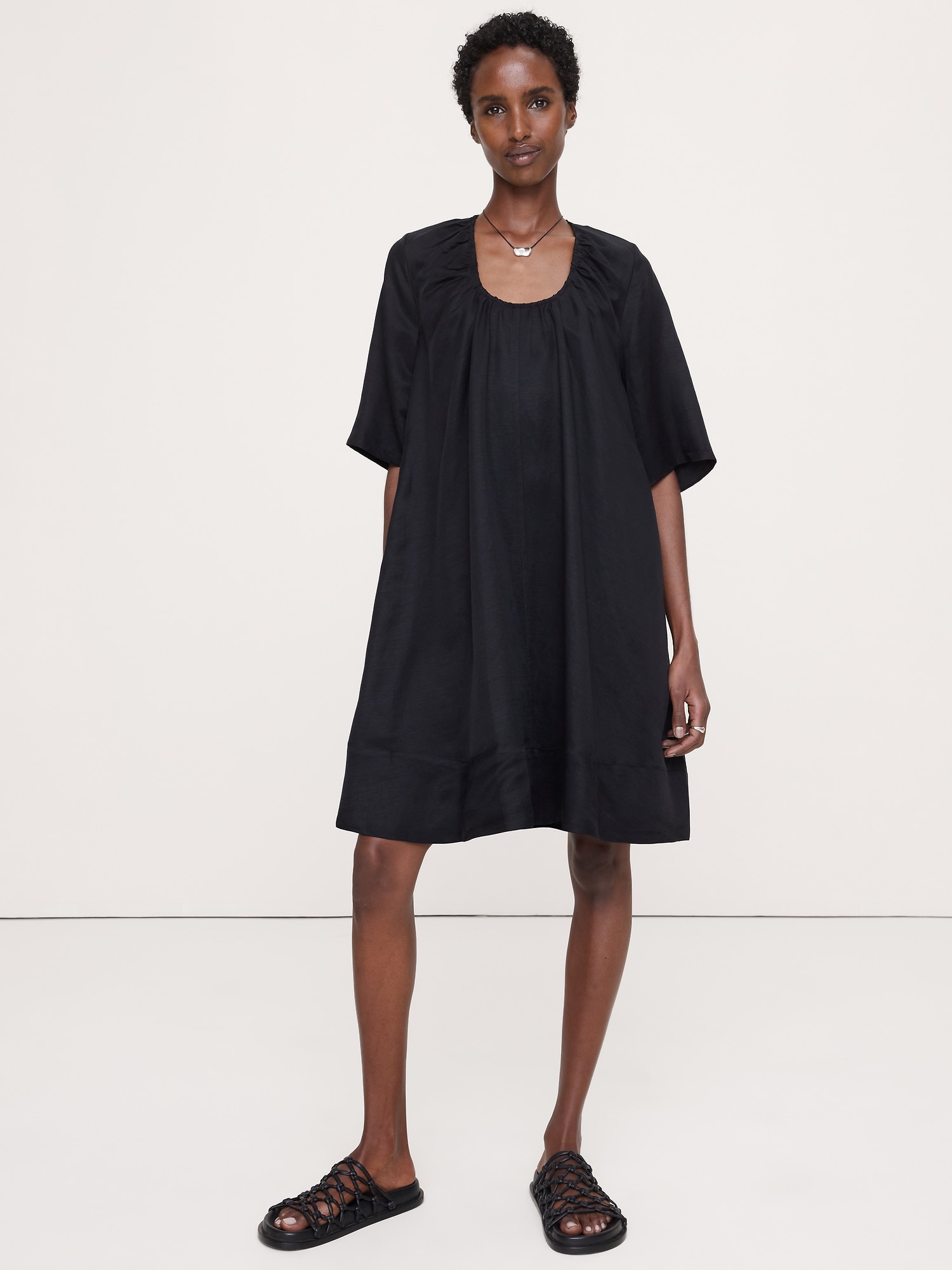 ROBE COURTE EN LIN ET VISCOSE À ENCOLURE DÉGAGÉE