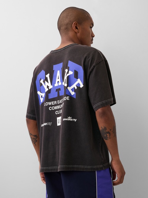 Gap &times; Awake NY リラックスフィット ロゴTシャツ