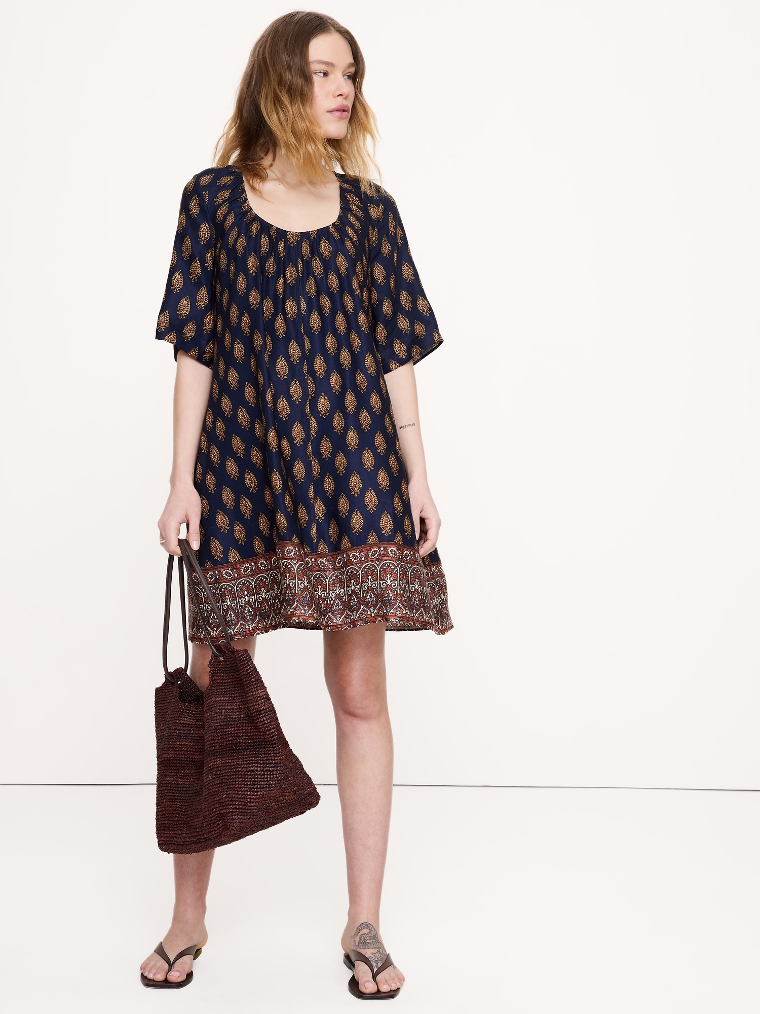 ROBE COURTE EN LIN ET VISCOSE À ENCOLURE DÉGAGÉE