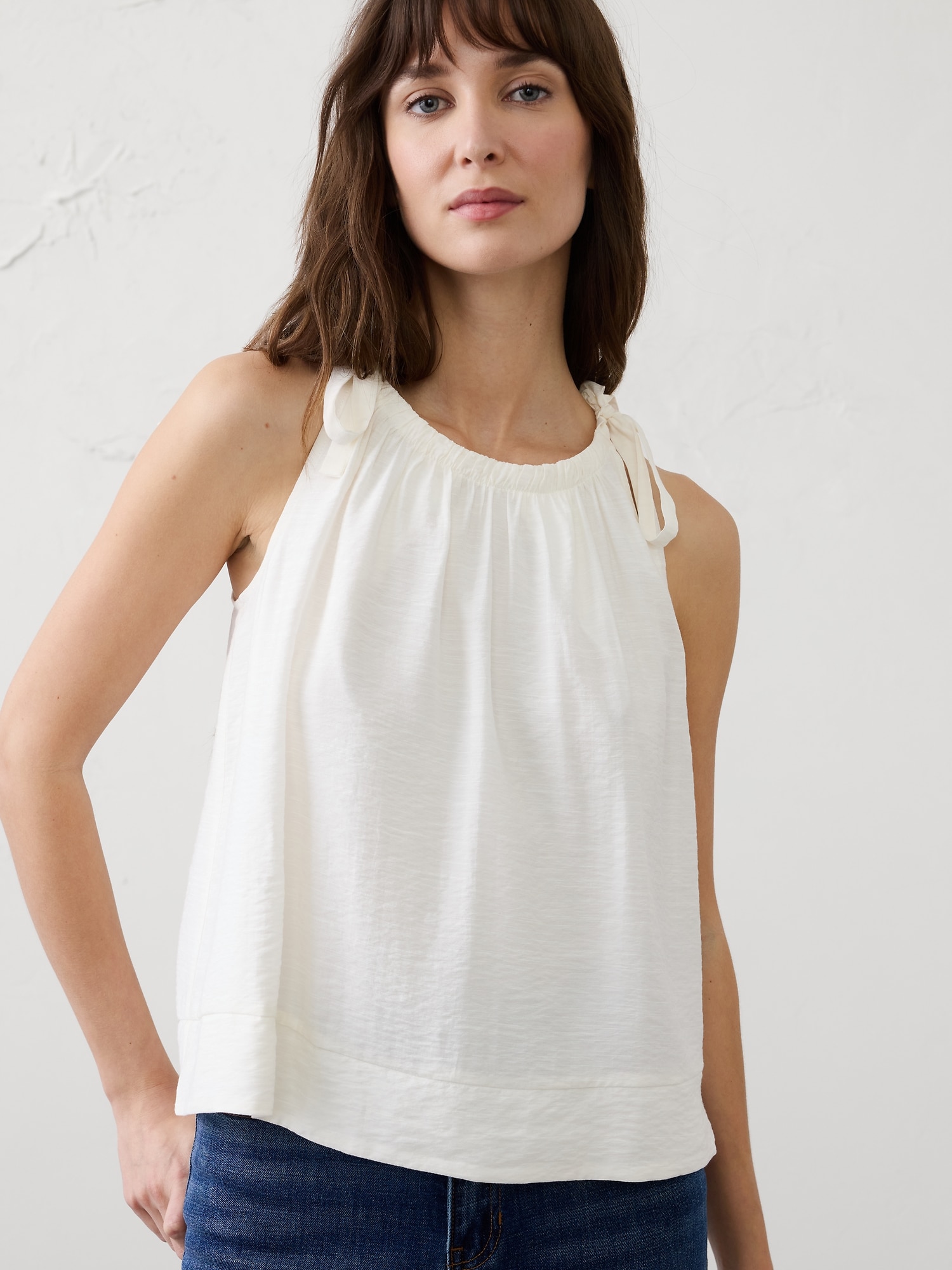 CAMISOLE EN TISSU SOYEUX À BRETELLES NOUÉES