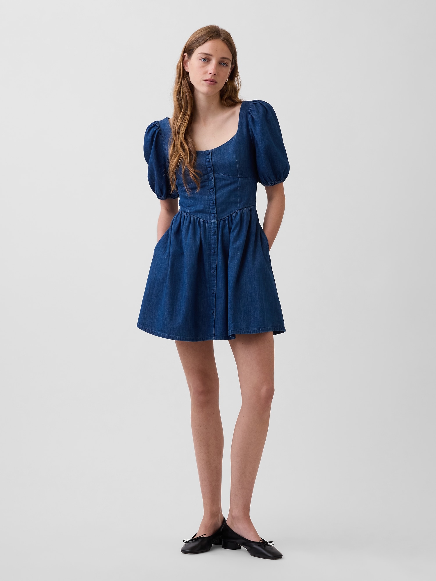 ROBE COURTE EN DENIM À DÉCOLLETÉ EN CŒUR À MANCHES BOUFFANTES