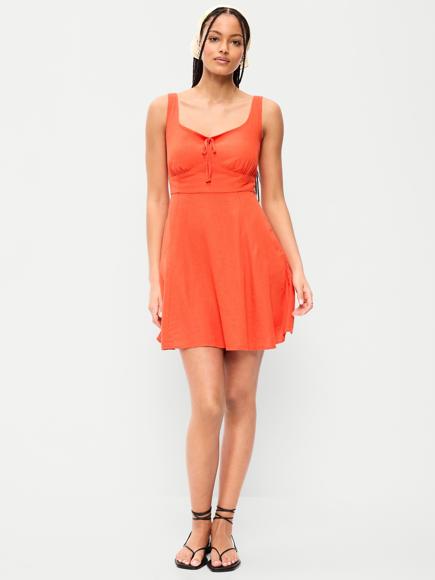 ROBE COURTE AJUSTÉE ET ÉVASÉE EN LIN