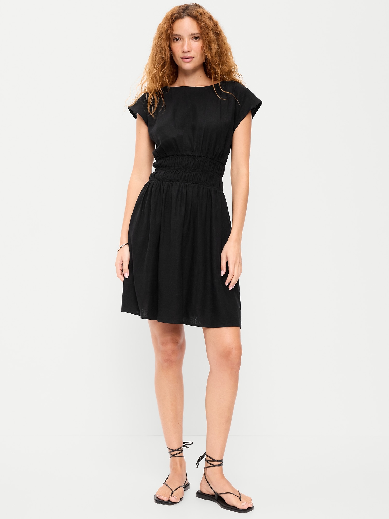 ROBE COURTE AJUSTÉE ET ÉVASÉE À CORSAGE SMOCKÉ