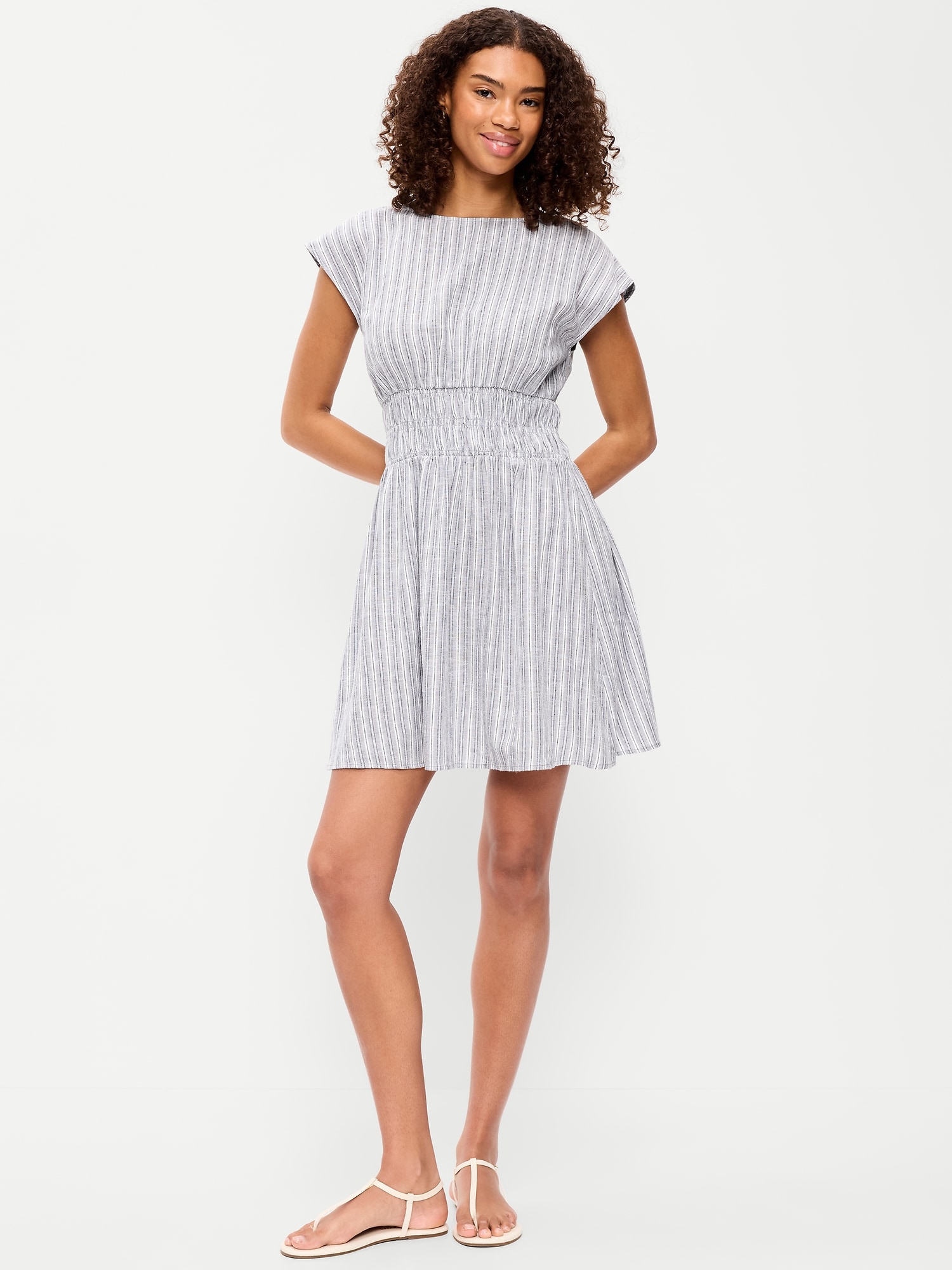 ROBE COURTE AJUSTÉE ET ÉVASÉE À CORSAGE SMOCKÉ