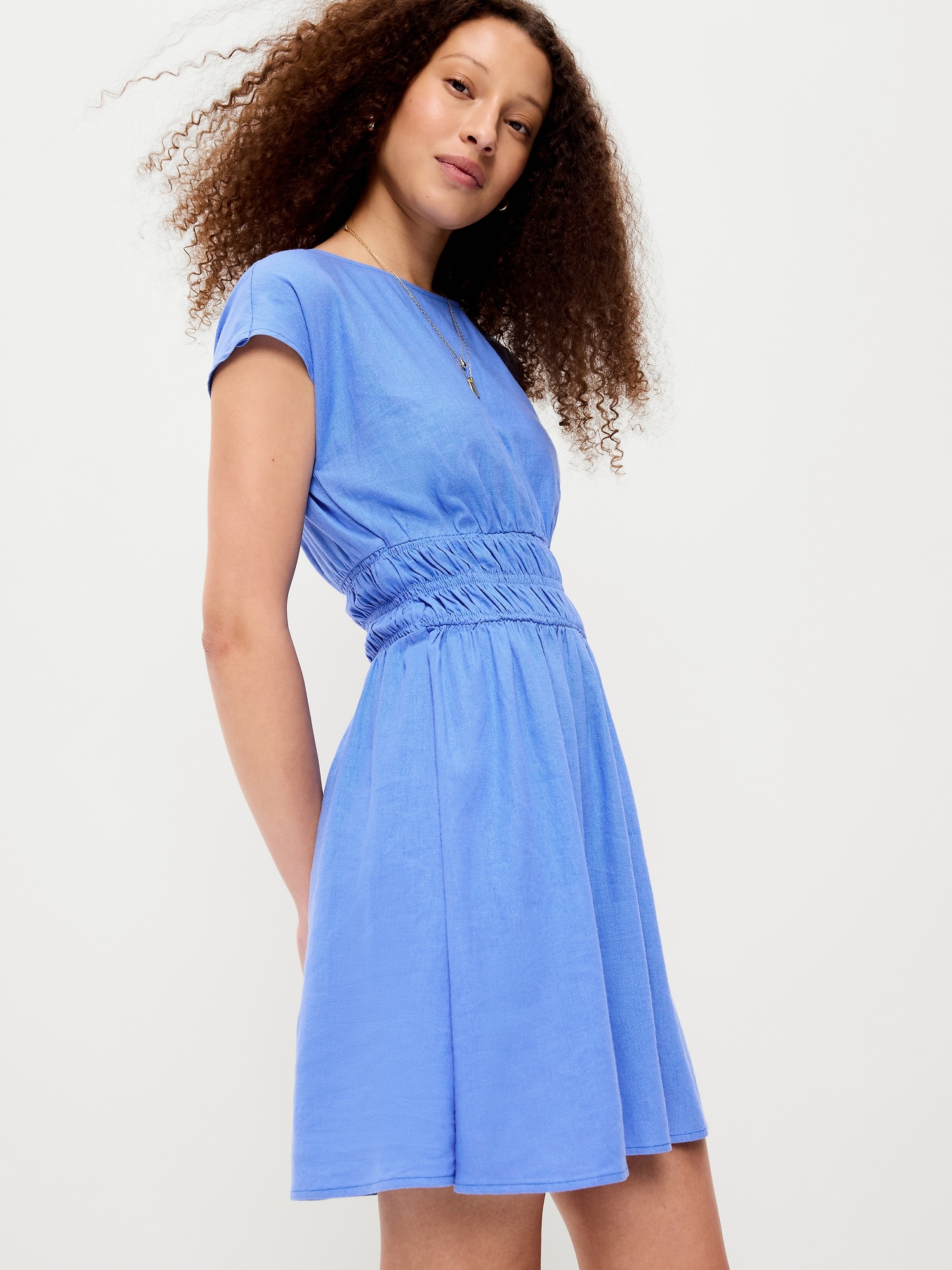 ROBE COURTE AJUSTÉE ET ÉVASÉE À CORSAGE SMOCKÉ