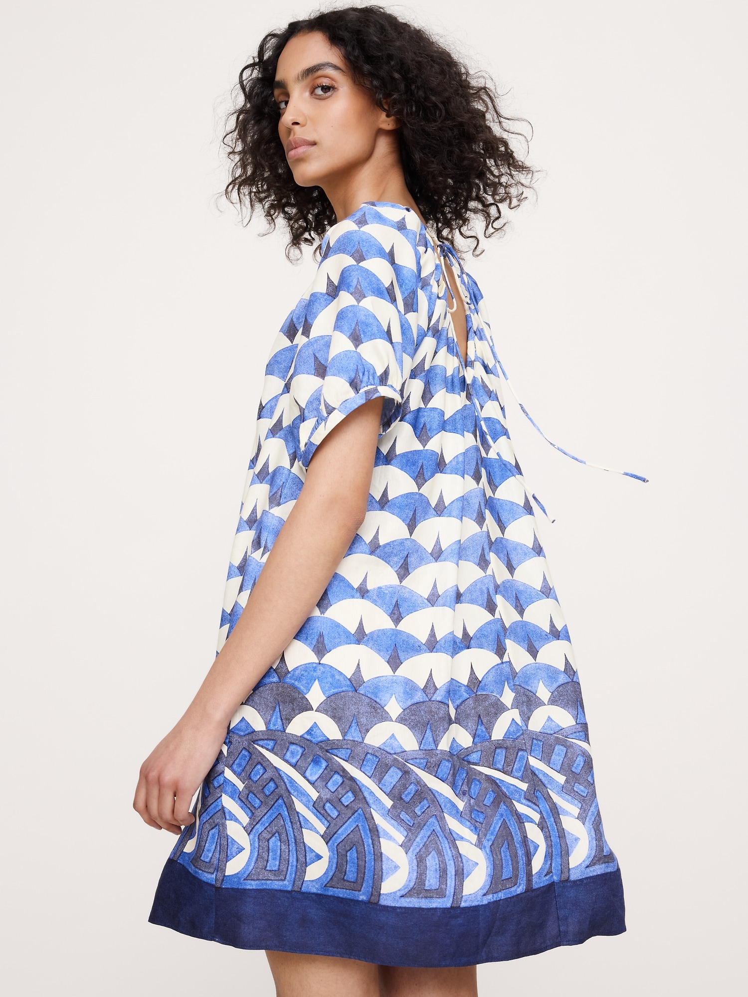 ROBE COURTE À MANCHES BOUFFANTES EN LIN ET VISCOSE