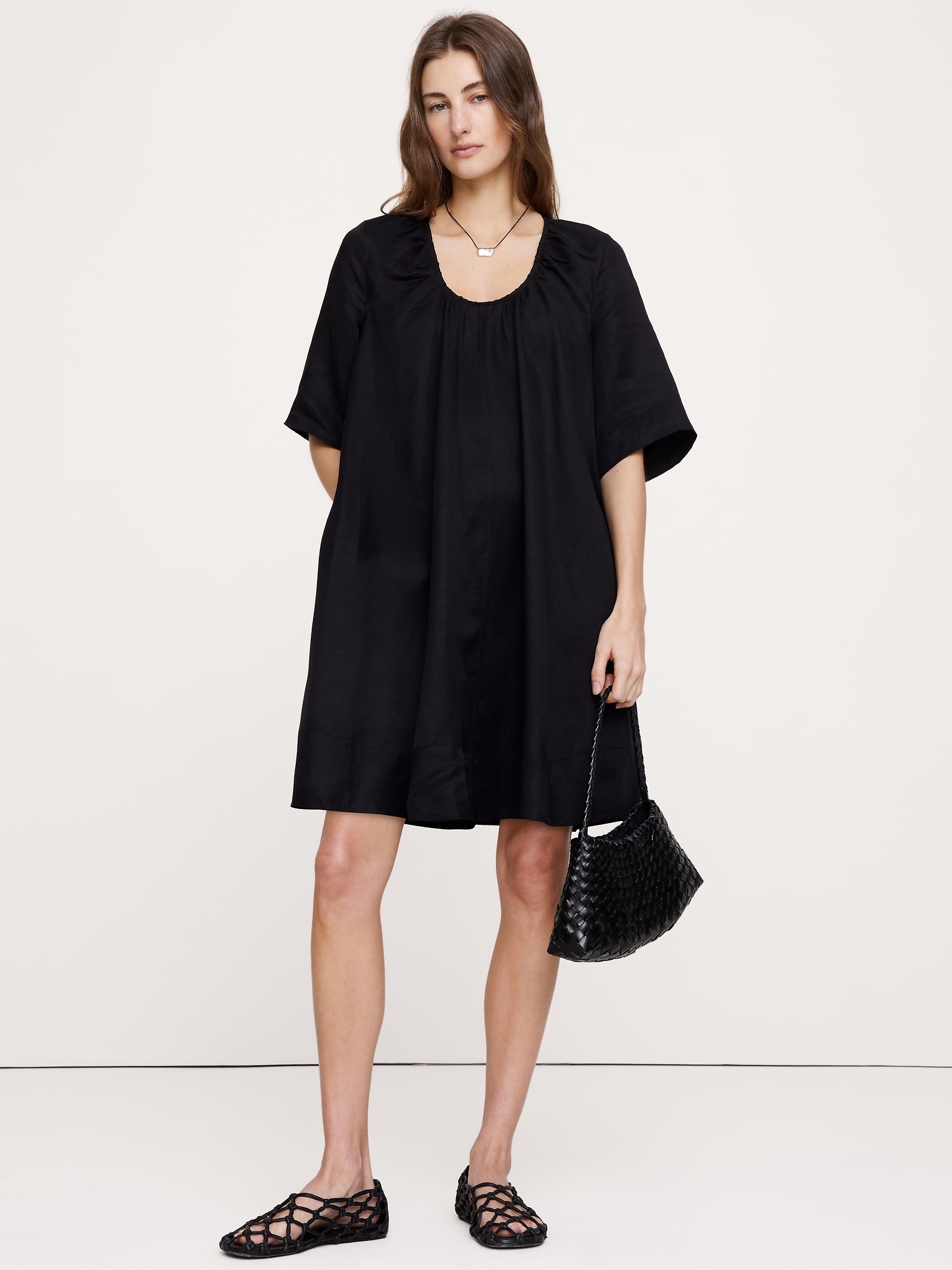 ROBE COURTE EN LIN ET VISCOSE À ENCOLURE DÉGAGÉE