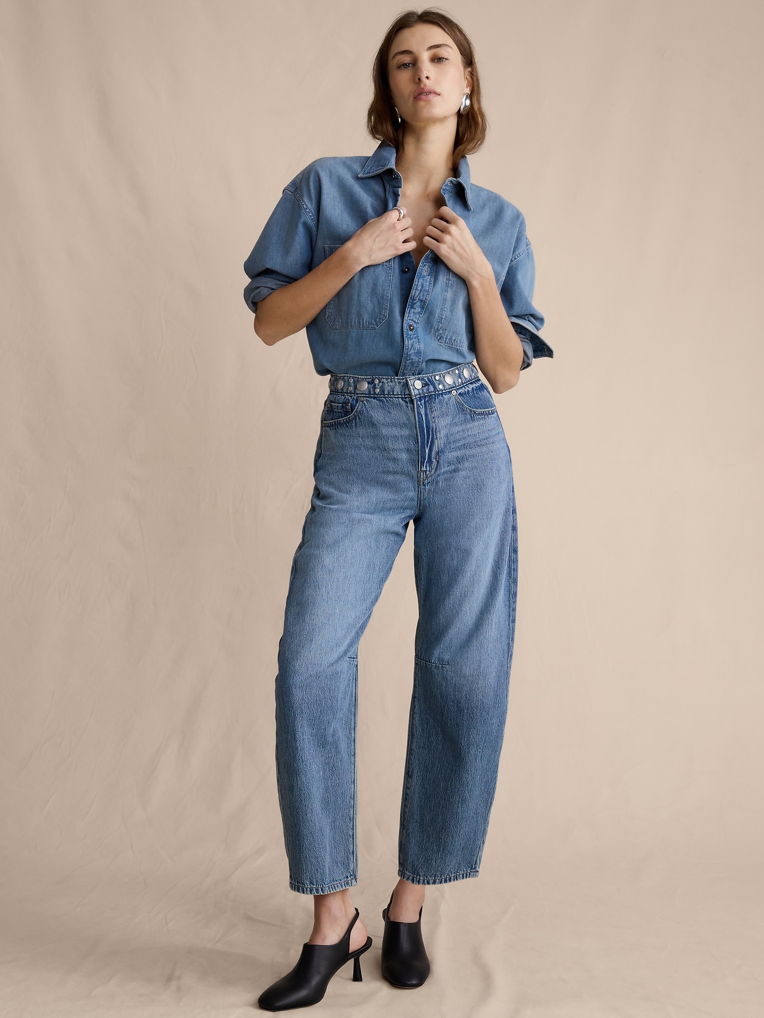 JEAN COUPE BARIL CLOUTÉ TAILLE MI-BASSE LONGUEUR CHEVILLE
