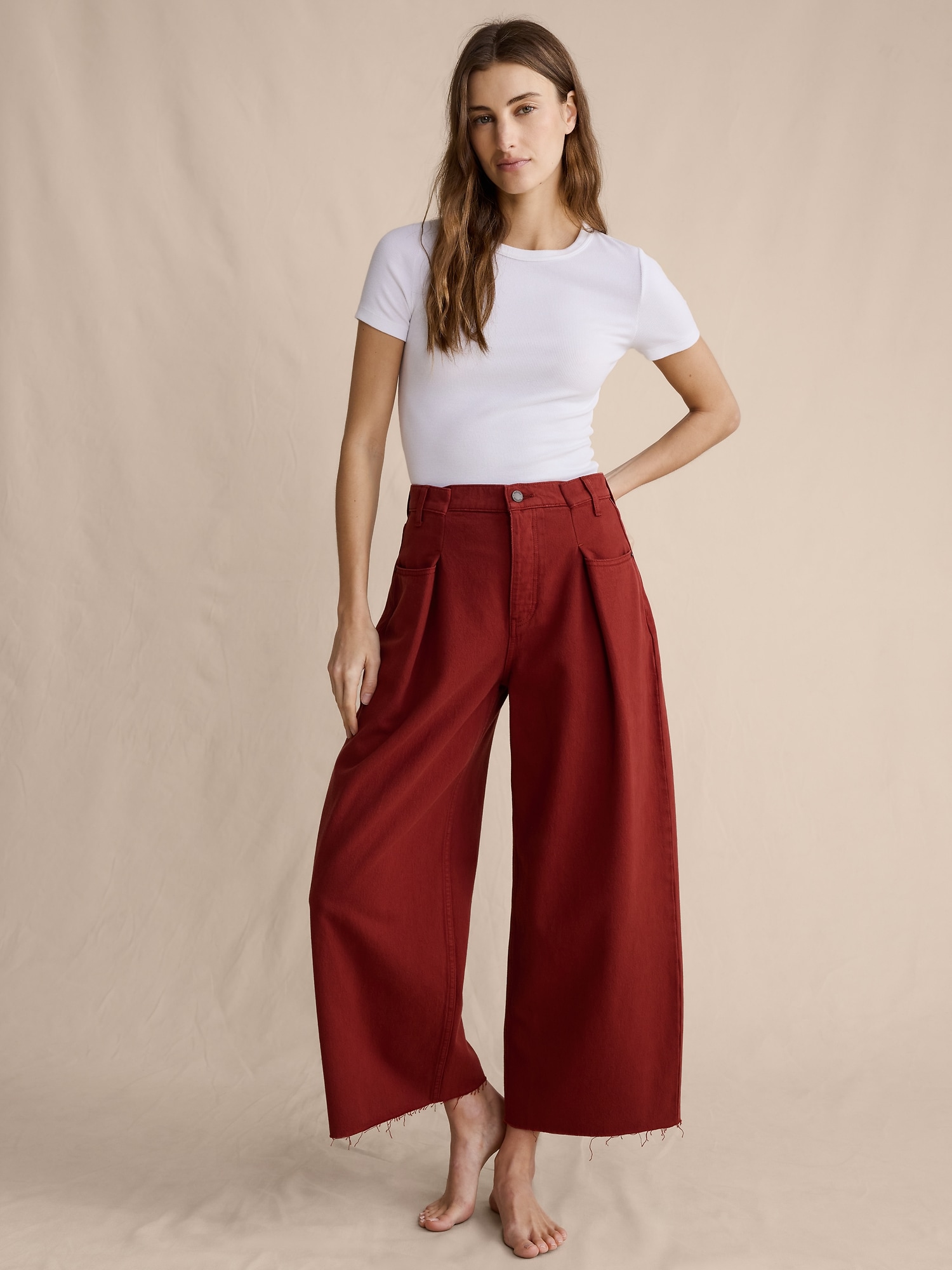 Mid-Rise Loose Pleated Crop Jean