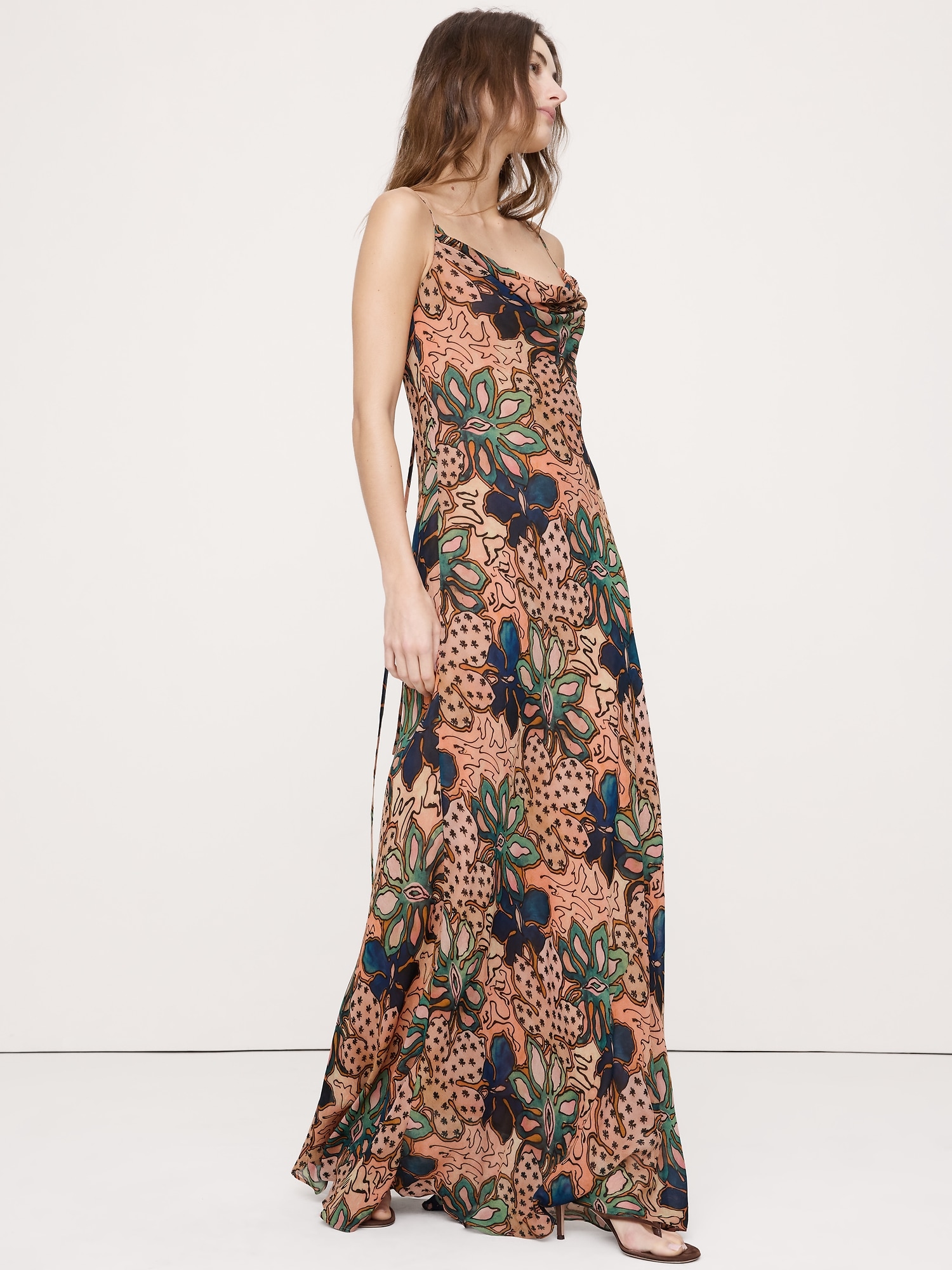ROBE LONGUE À BRETELLES EN CRÊPE GEORGETTE COUPÉE EN BIAIS