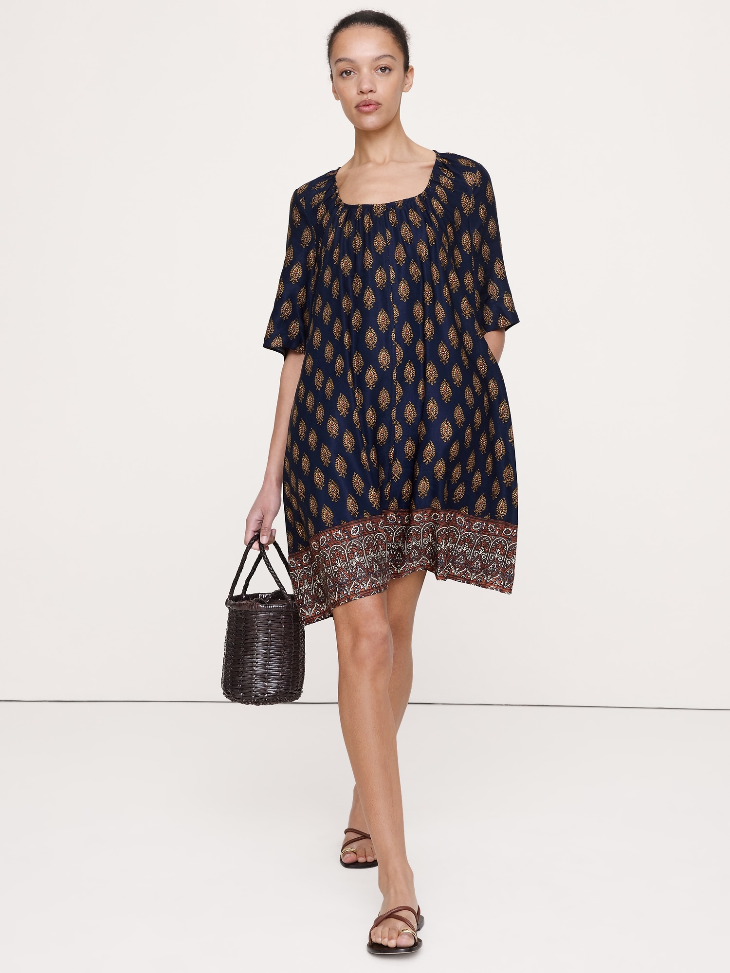 ROBE COURTE EN LIN ET VISCOSE À ENCOLURE DÉGAGÉE