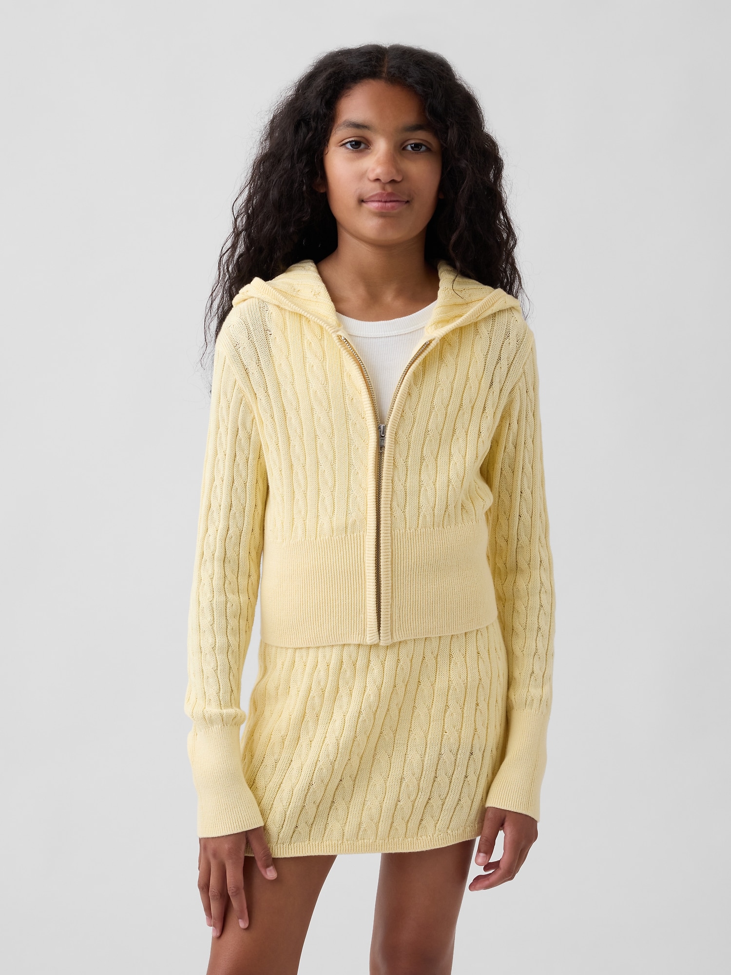 VESTE À CAPUCHON EN TRICOT TORSADÉ POUR ENFANT