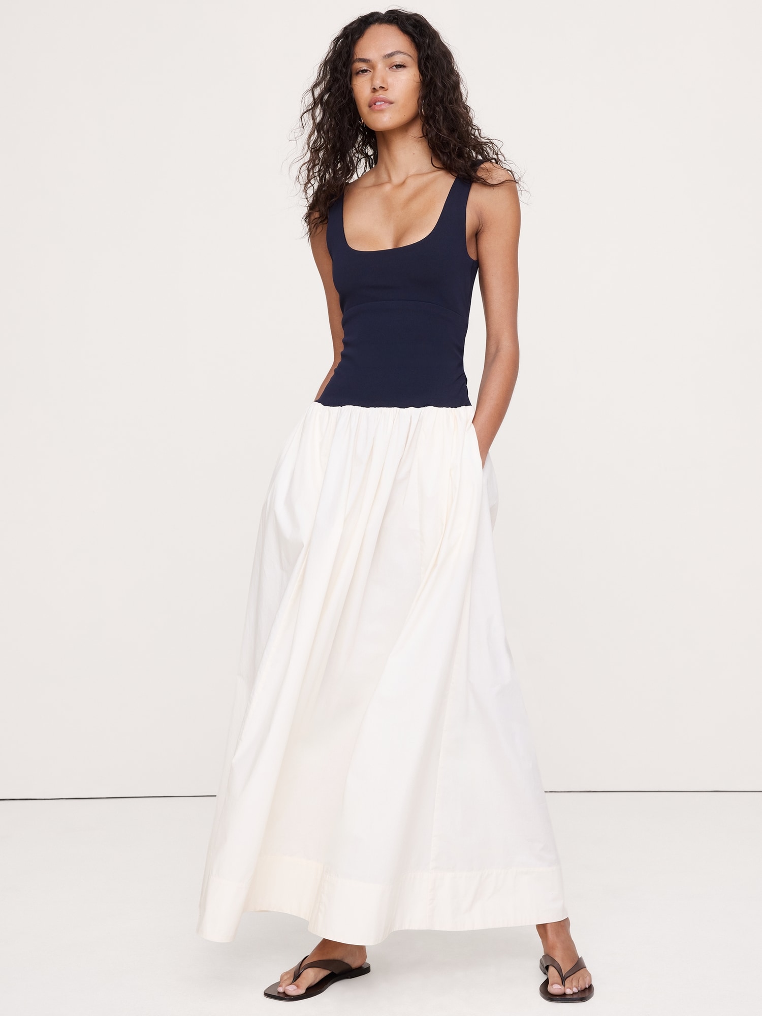 ROBE LONGUE EN POPELINE DE COTON EXTENSIBLE EFFET SCULPTANT