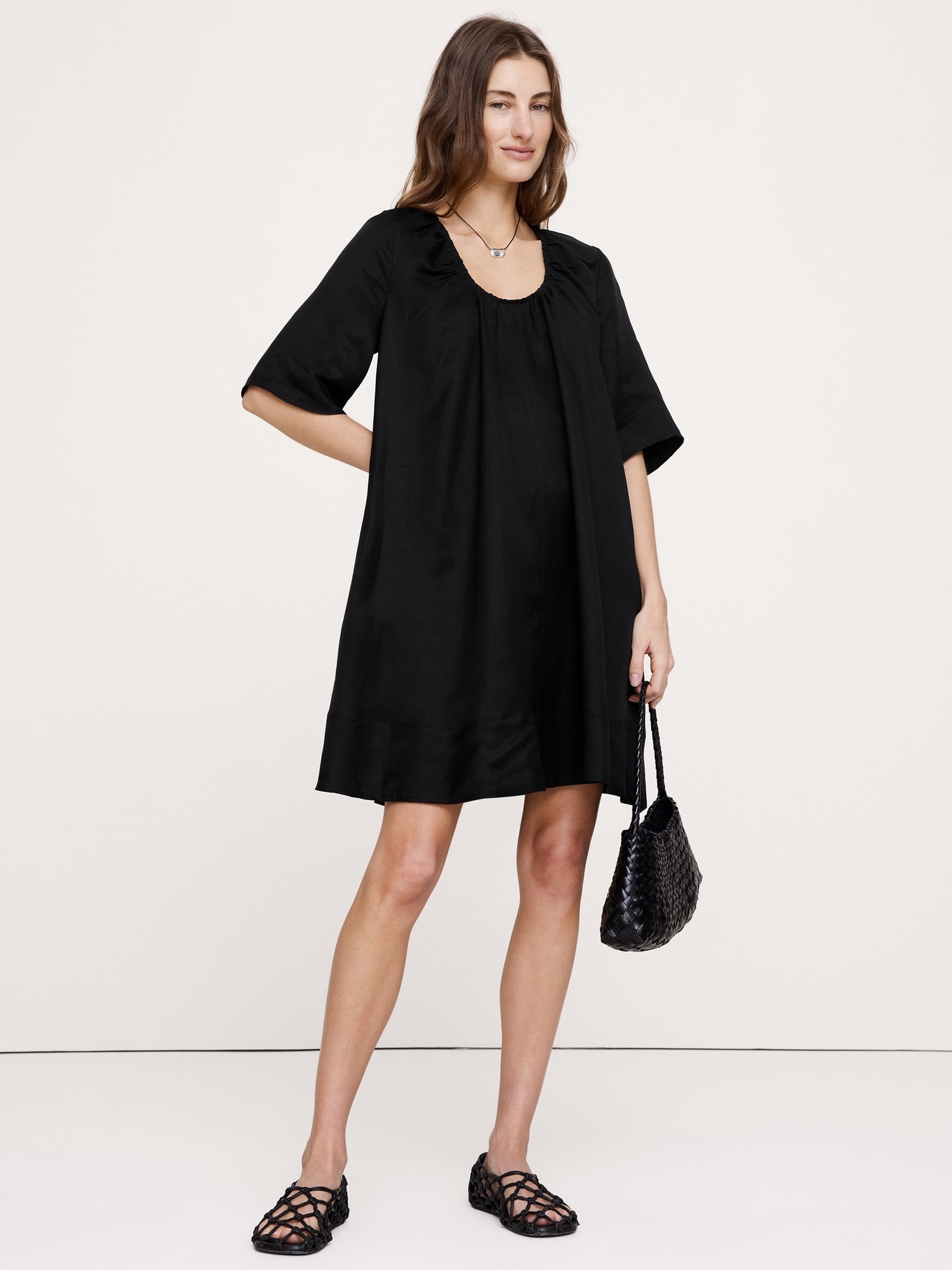 ROBE COURTE EN LIN ET VISCOSE À ENCOLURE DÉGAGÉE
