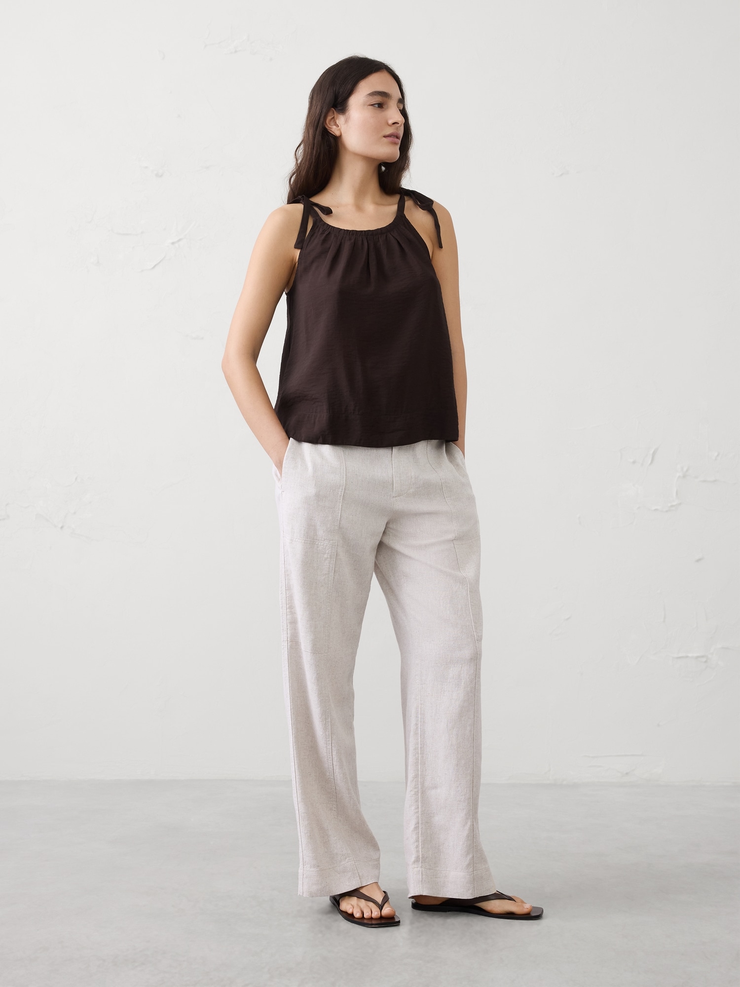 CAMISOLE EN TISSU SOYEUX À BRETELLES NOUÉES