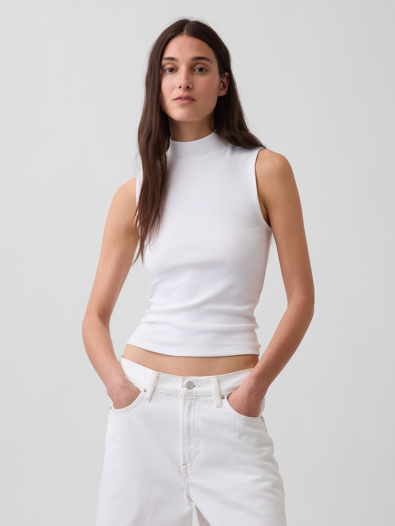 CAMISOLE MODERNE À COL MONTANT