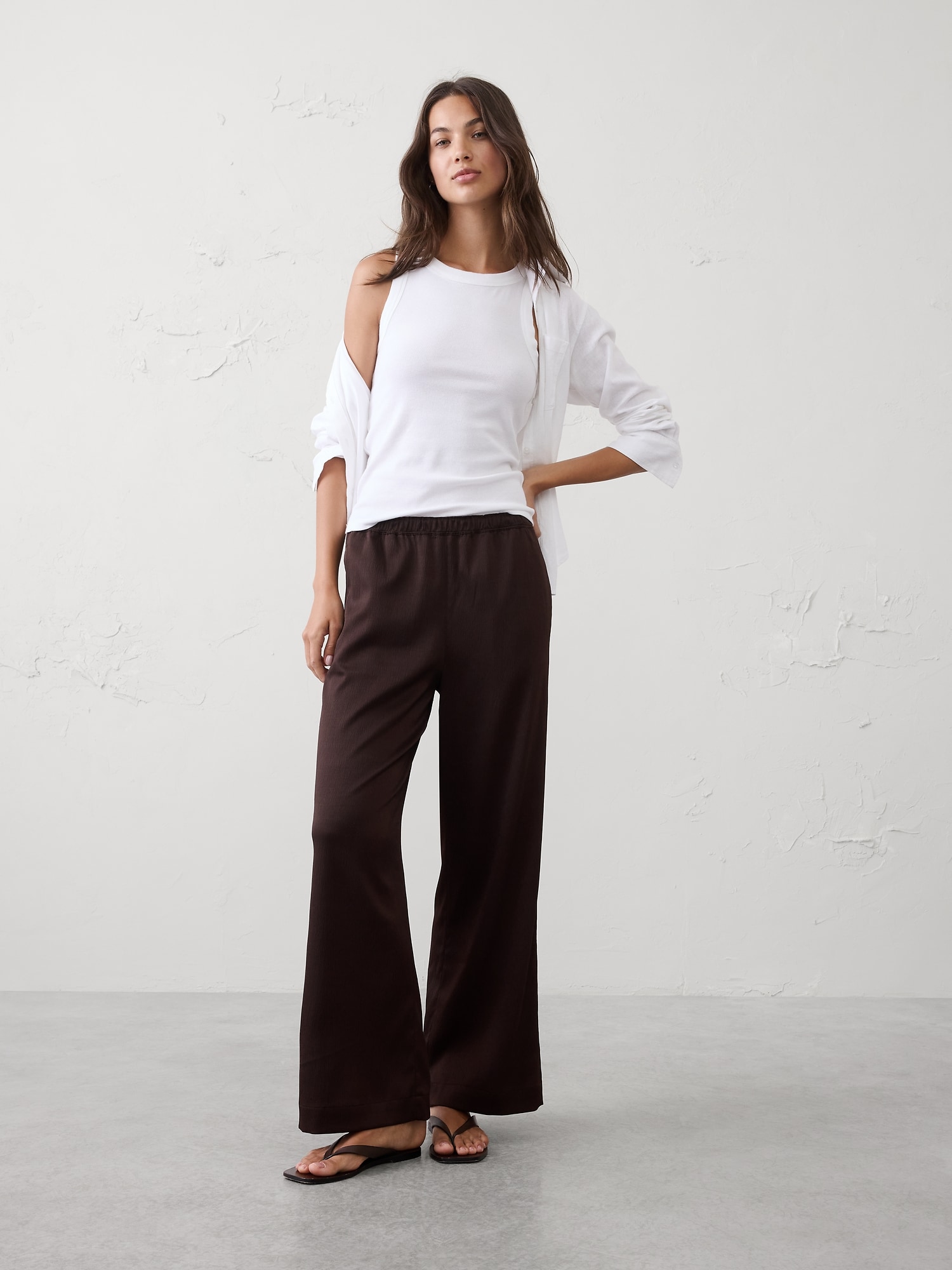 PANTALON À TAILLE HAUTE ÉLASTIQUE JAMBE LARGE EN SATIN FROISSÉ