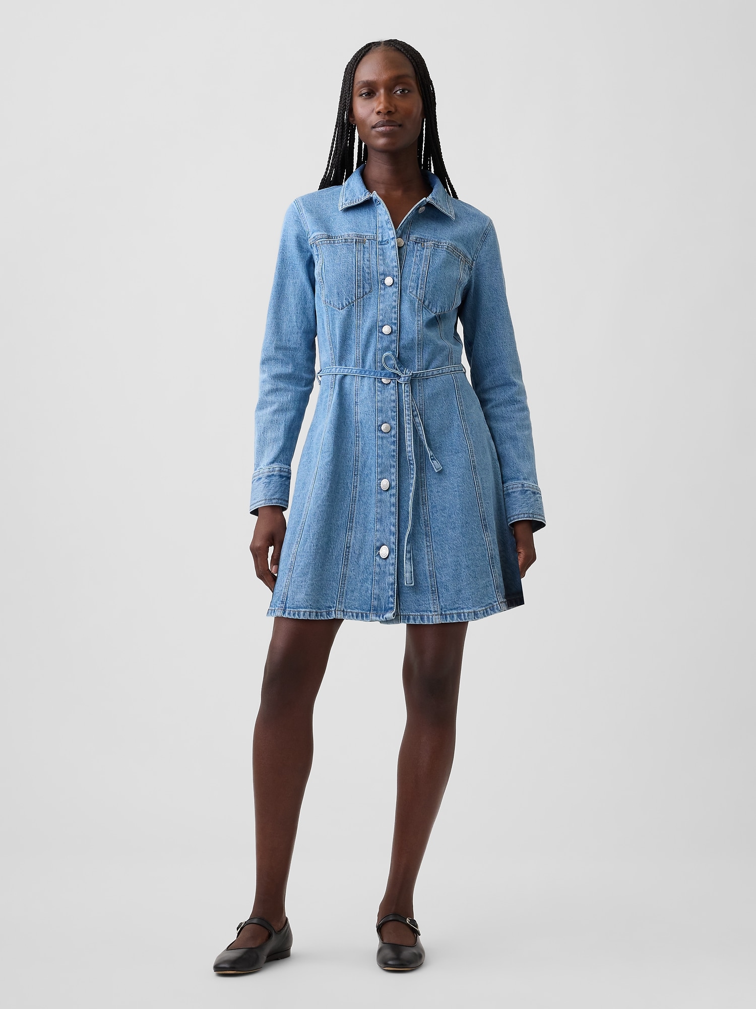 ROBE COURTE EN DENIM BOUTONNÉE SUR LE DEVANT