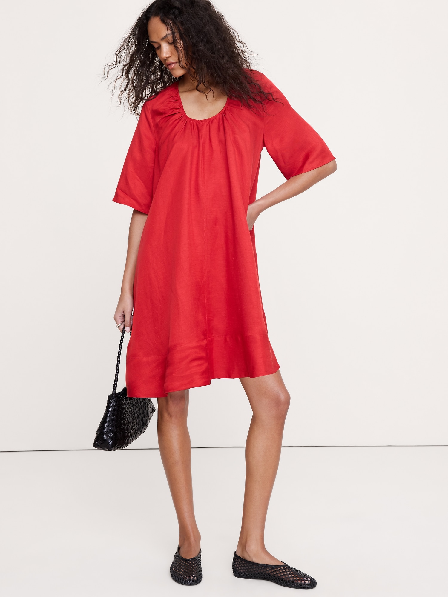 ROBE COURTE EN LIN ET VISCOSE À ENCOLURE DÉGAGÉE