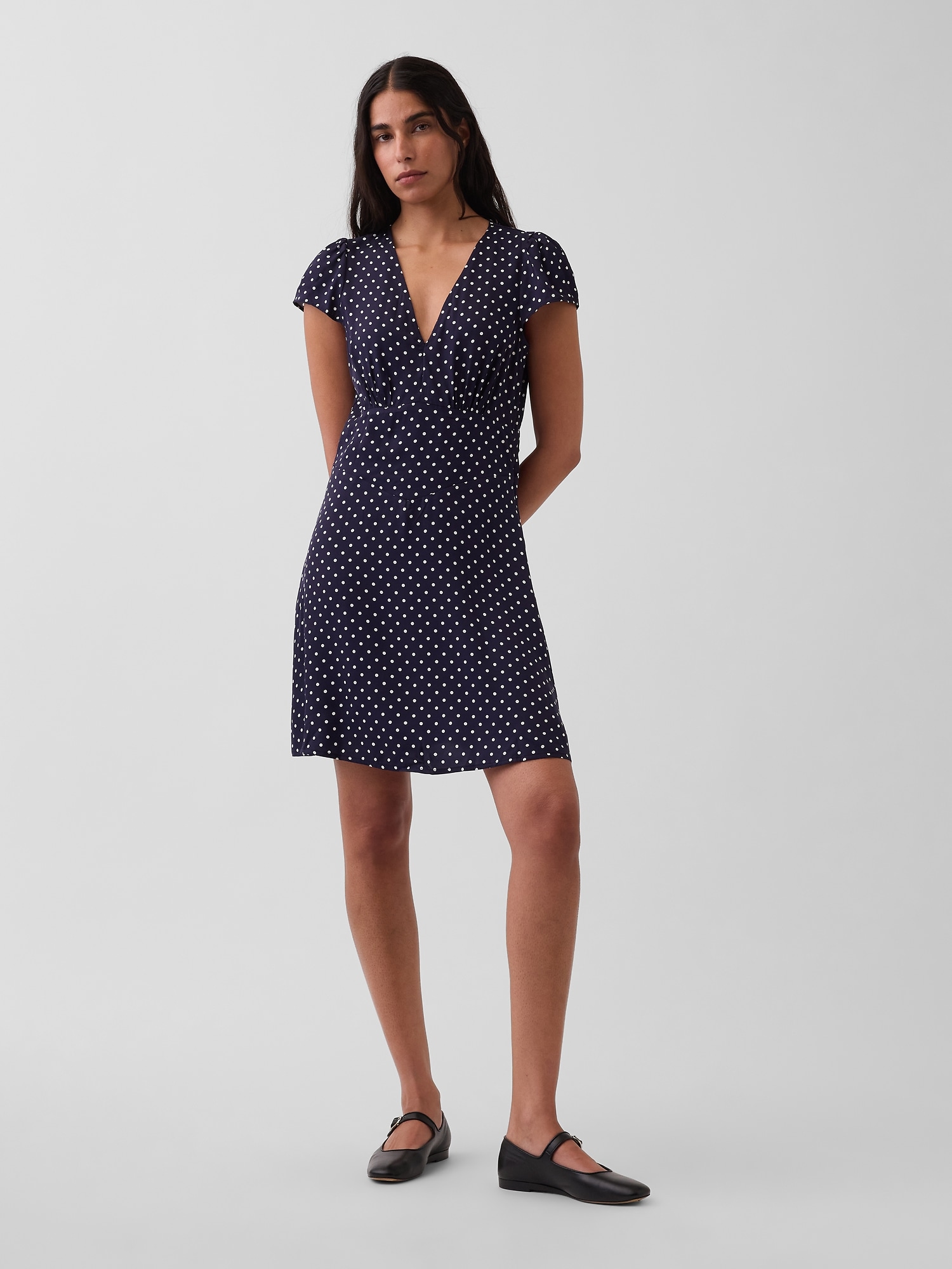 ROBE COURTE À ENCOLURE EN V À MOTIF